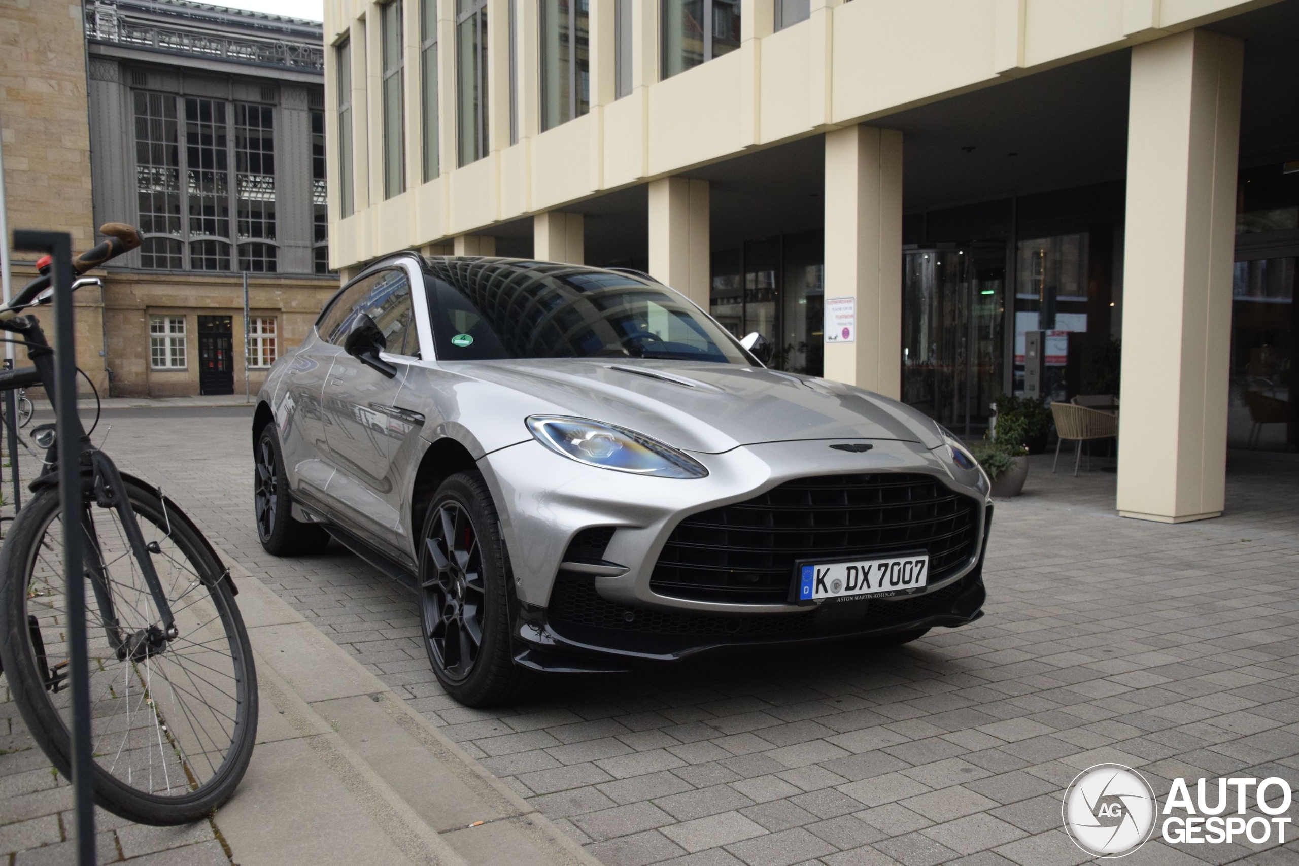 Aston Martin DBX707