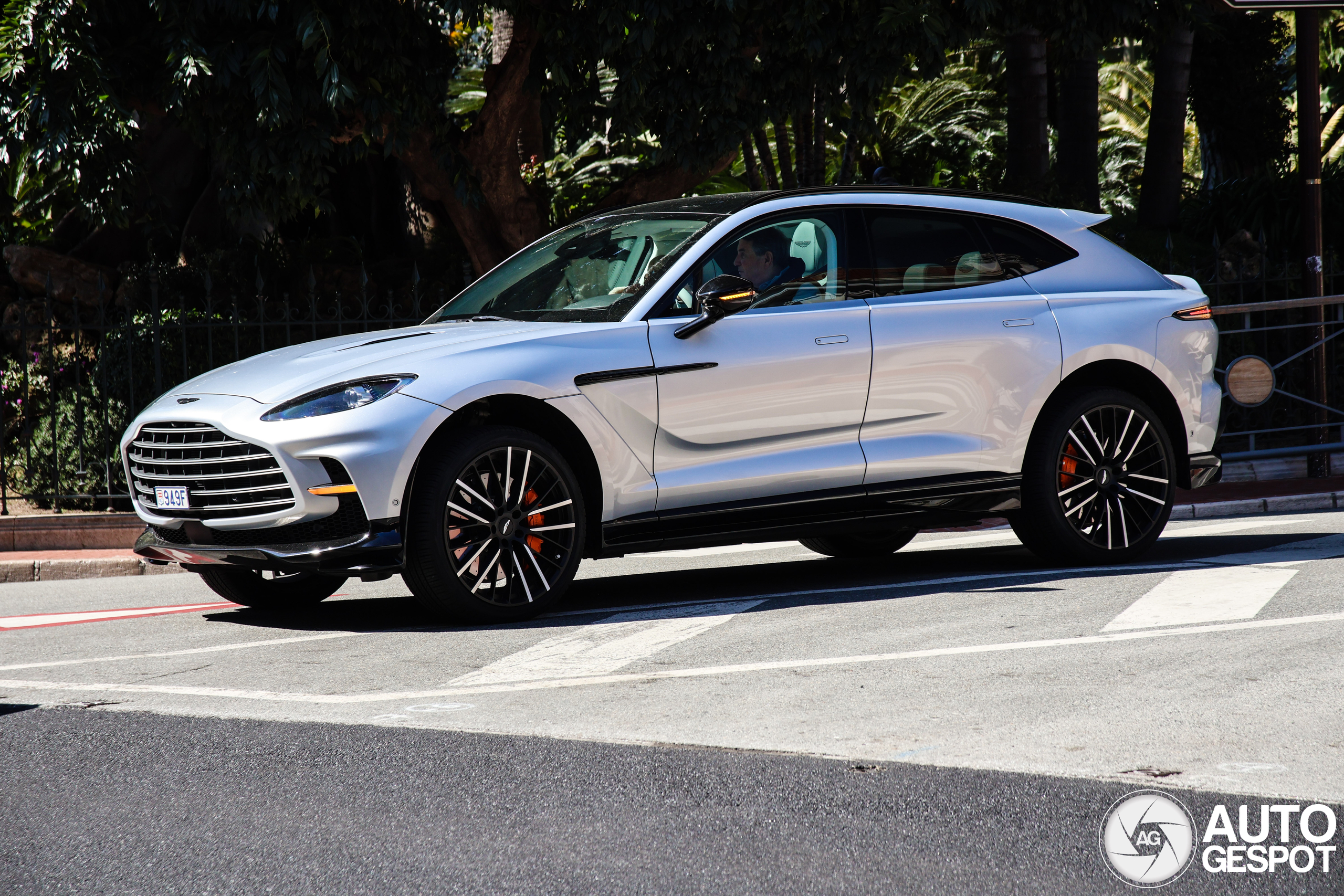 Aston Martin DBX707