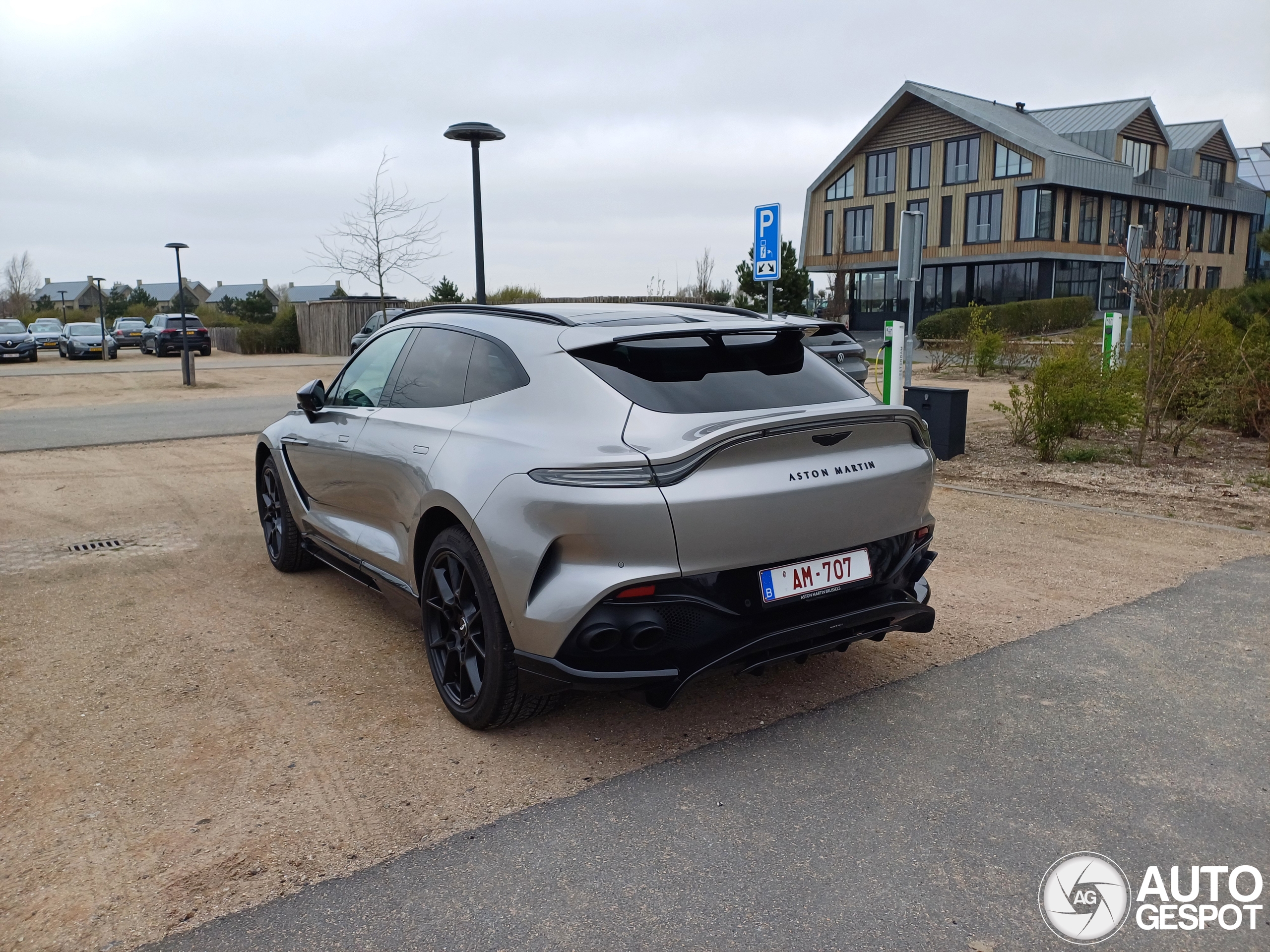 Aston Martin DBX707