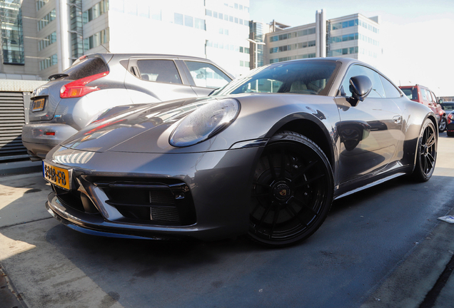 Porsche 992 Carrera 4 GTS