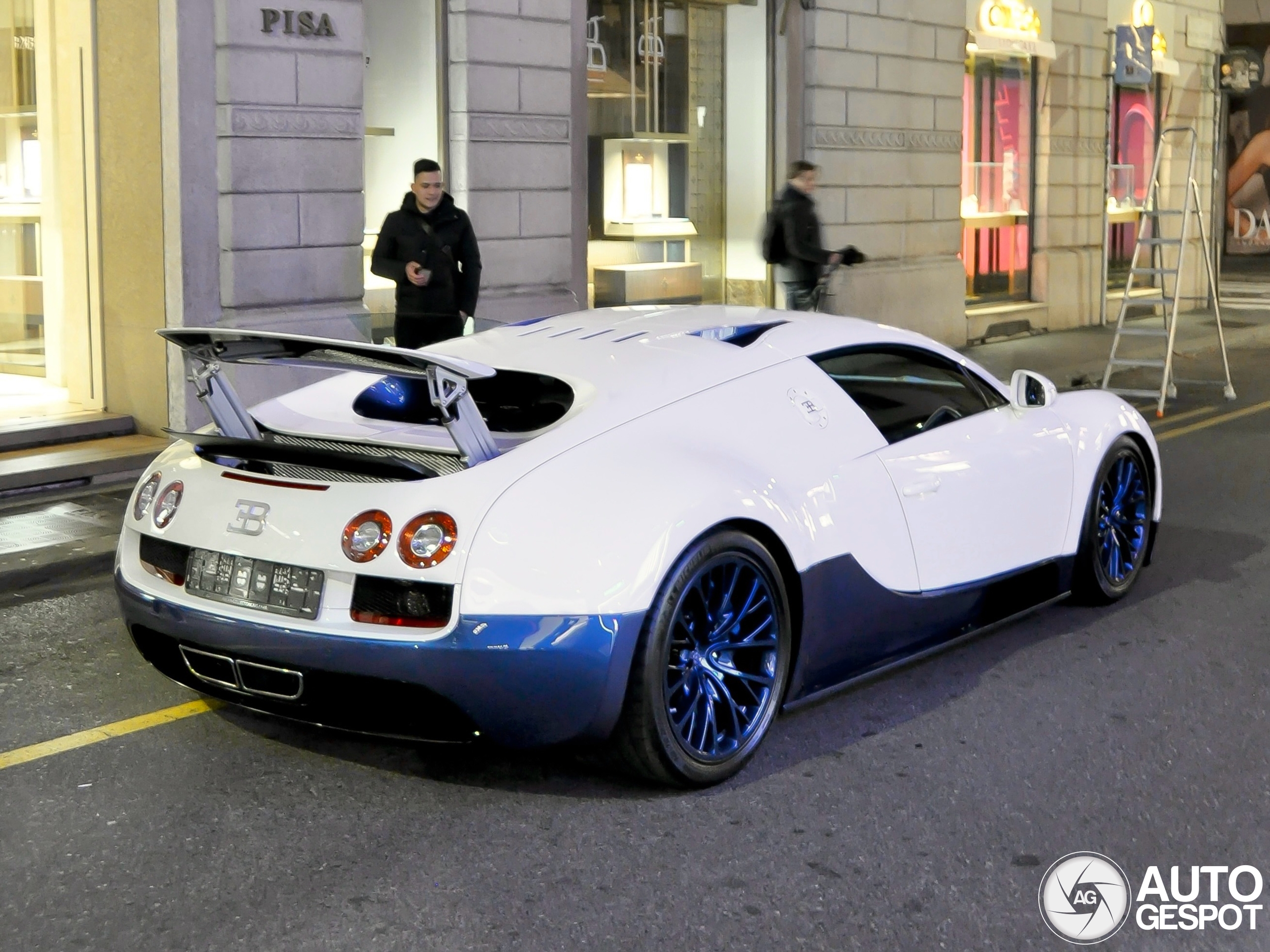 4 keer Bugatti Veyron in Milaan