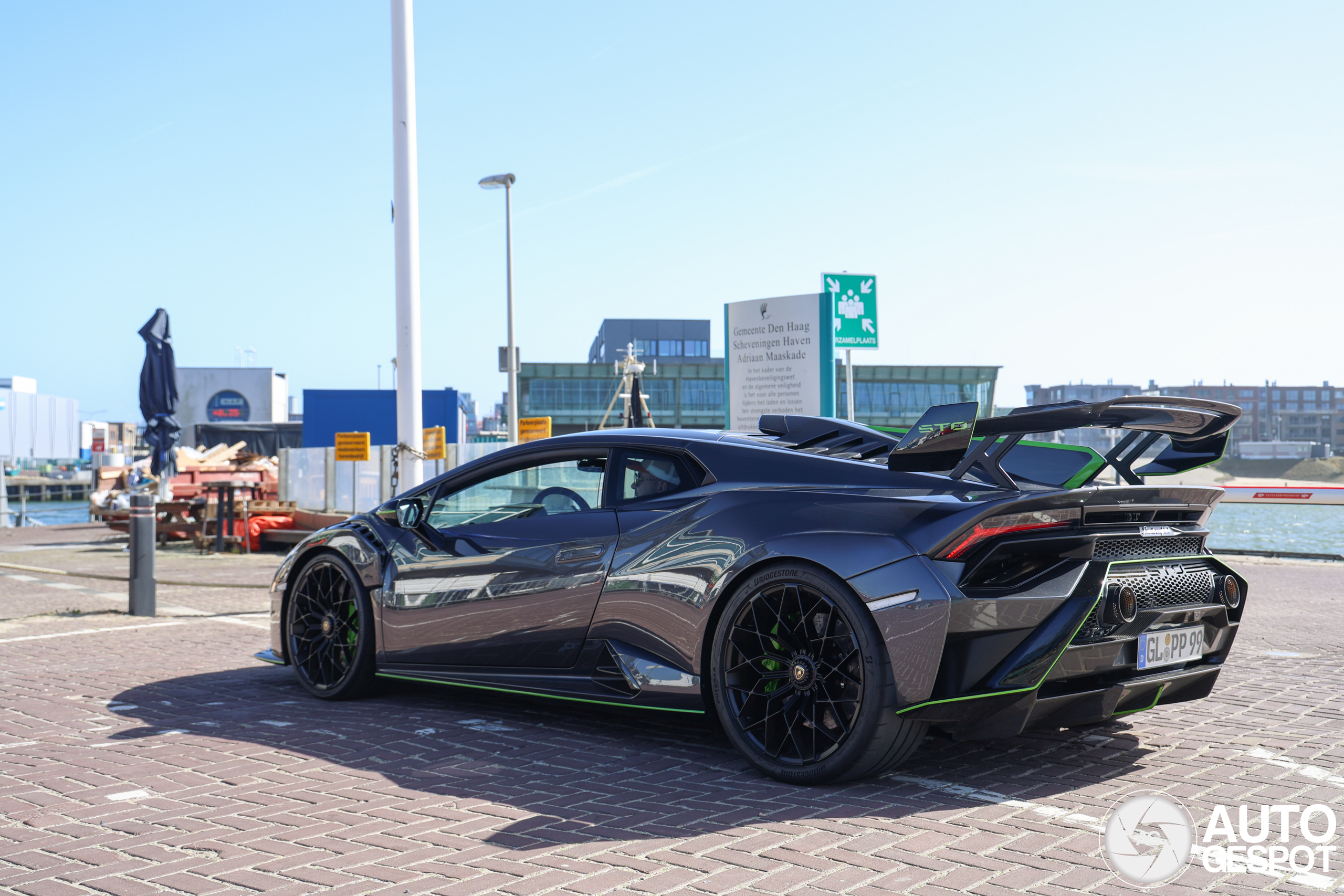 Lamborghini Aventador SVJ valt op langs de grachten van Amsterdam