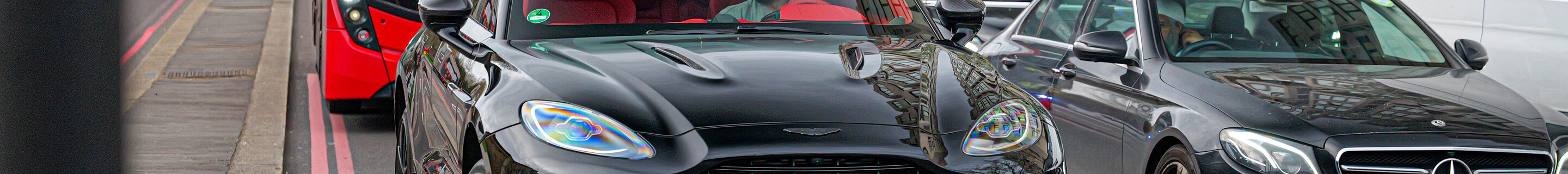 Aston Martin DBX707