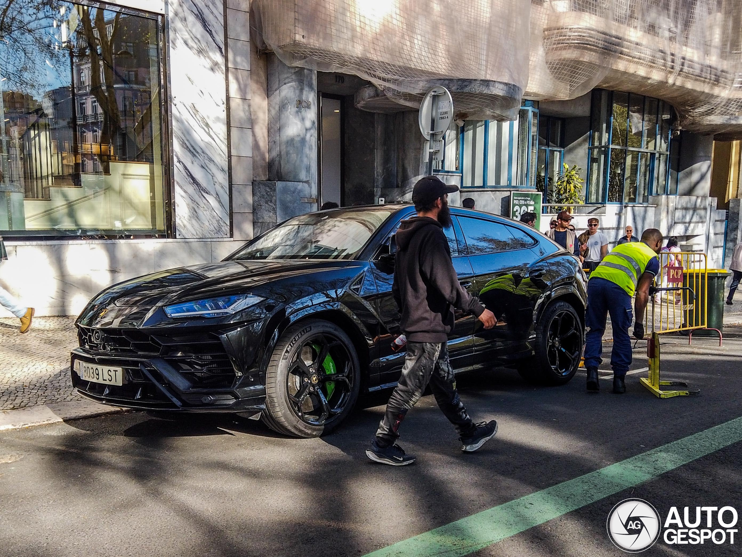 Lamborghini Urus rijders zijn asociale parkeerders