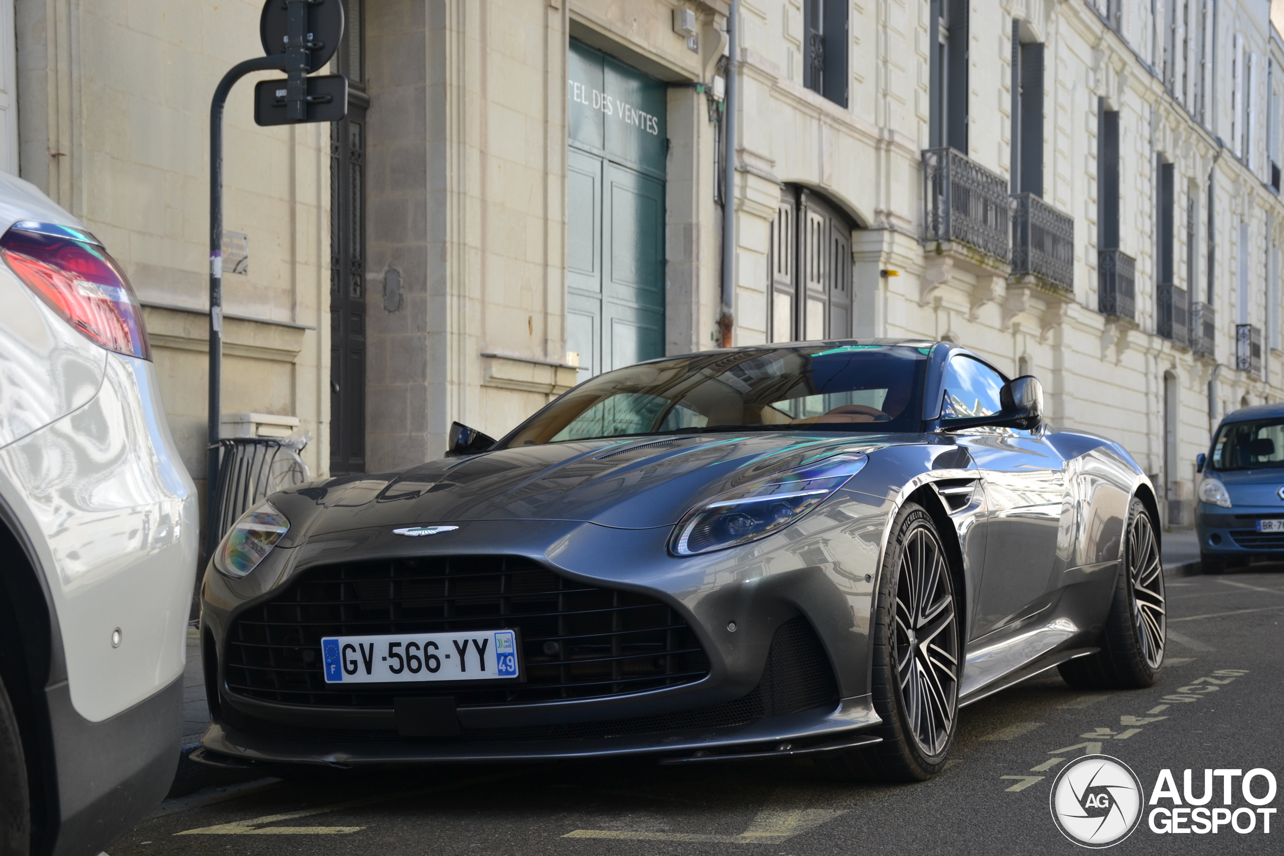 Aston Martin DB12