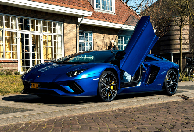 Lamborghini Aventador S LP740-4 Roadster