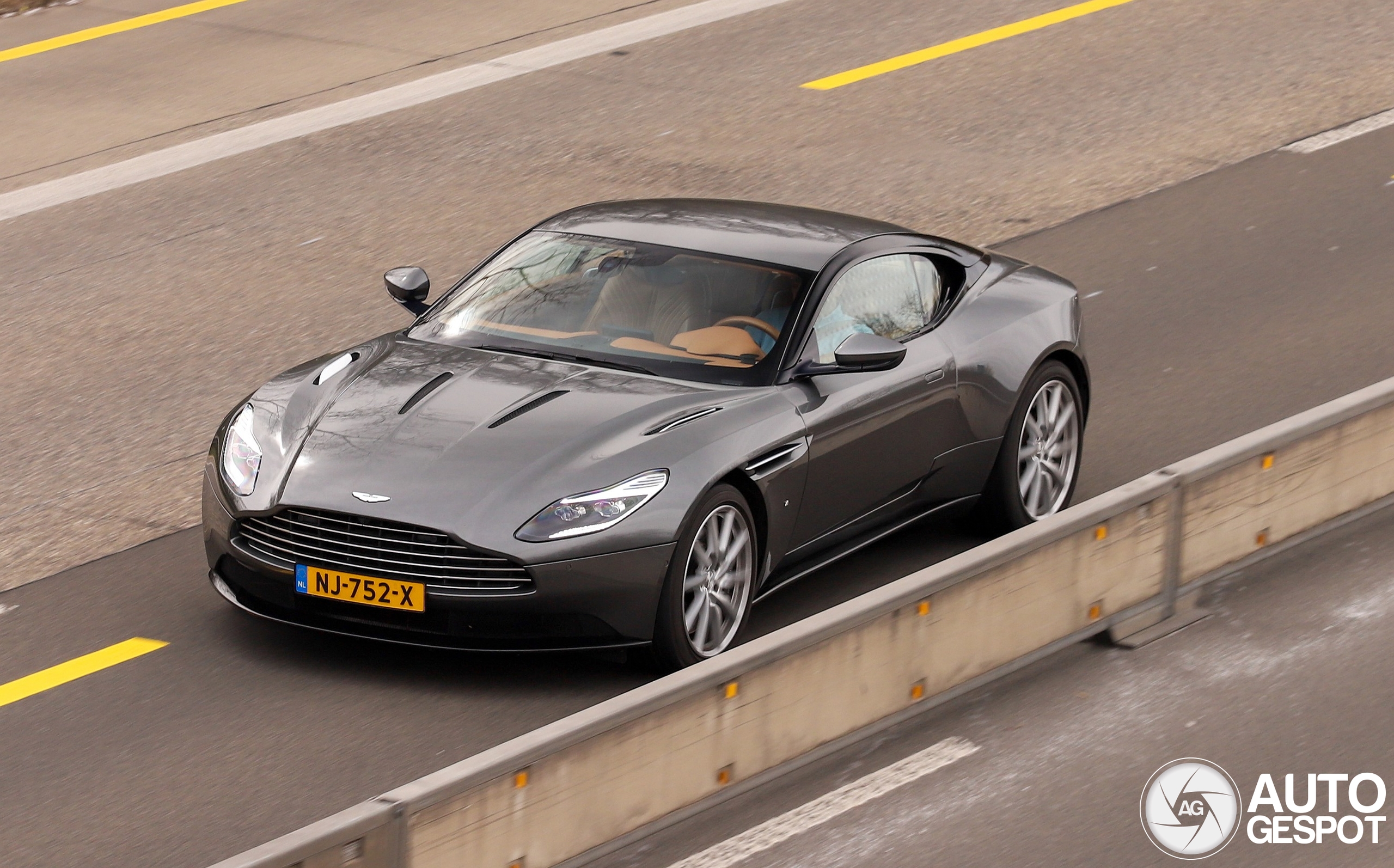 Aston Martin DB11