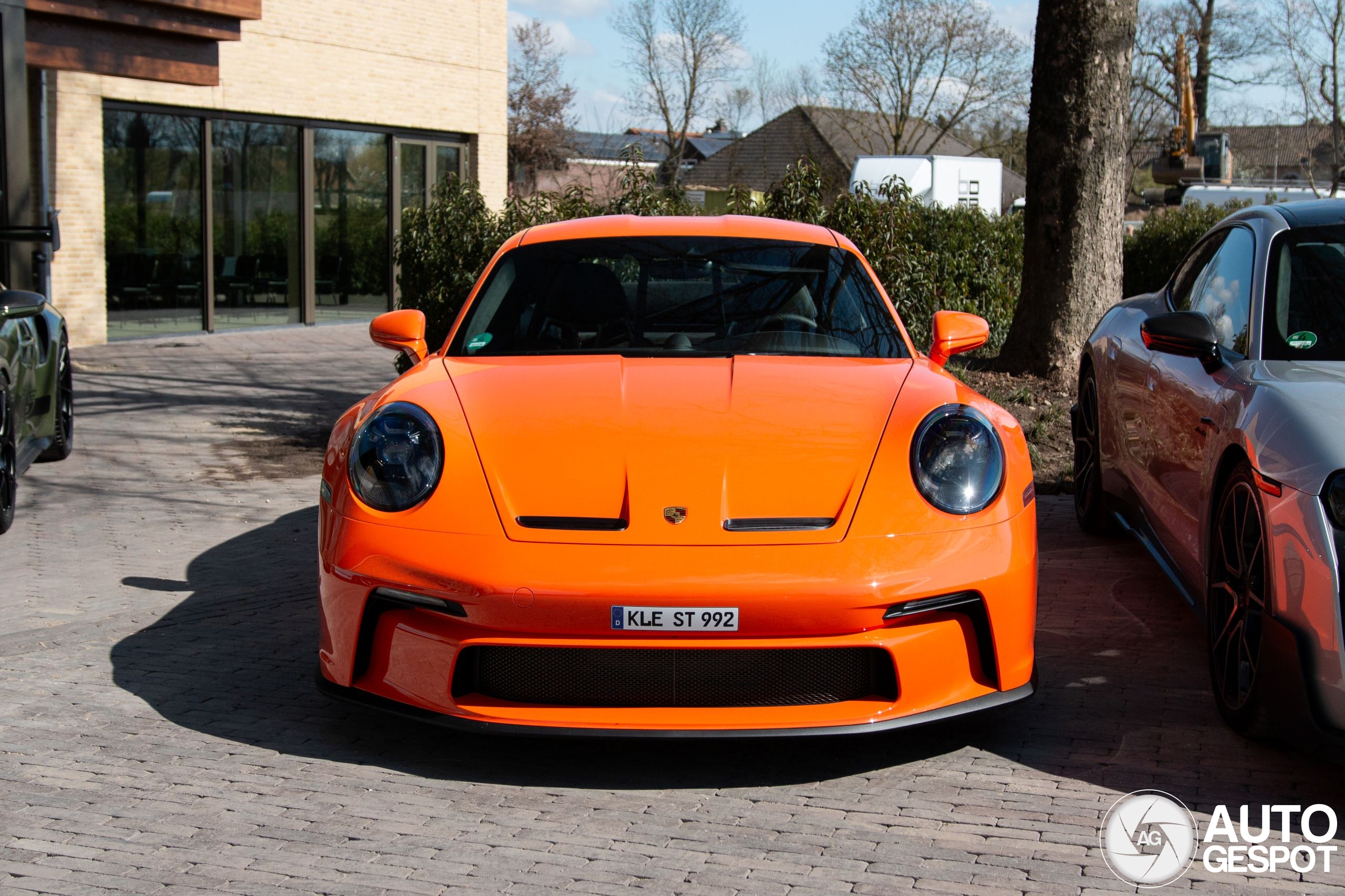 De eerste oranje Porsche 992 S/T op Autogespot