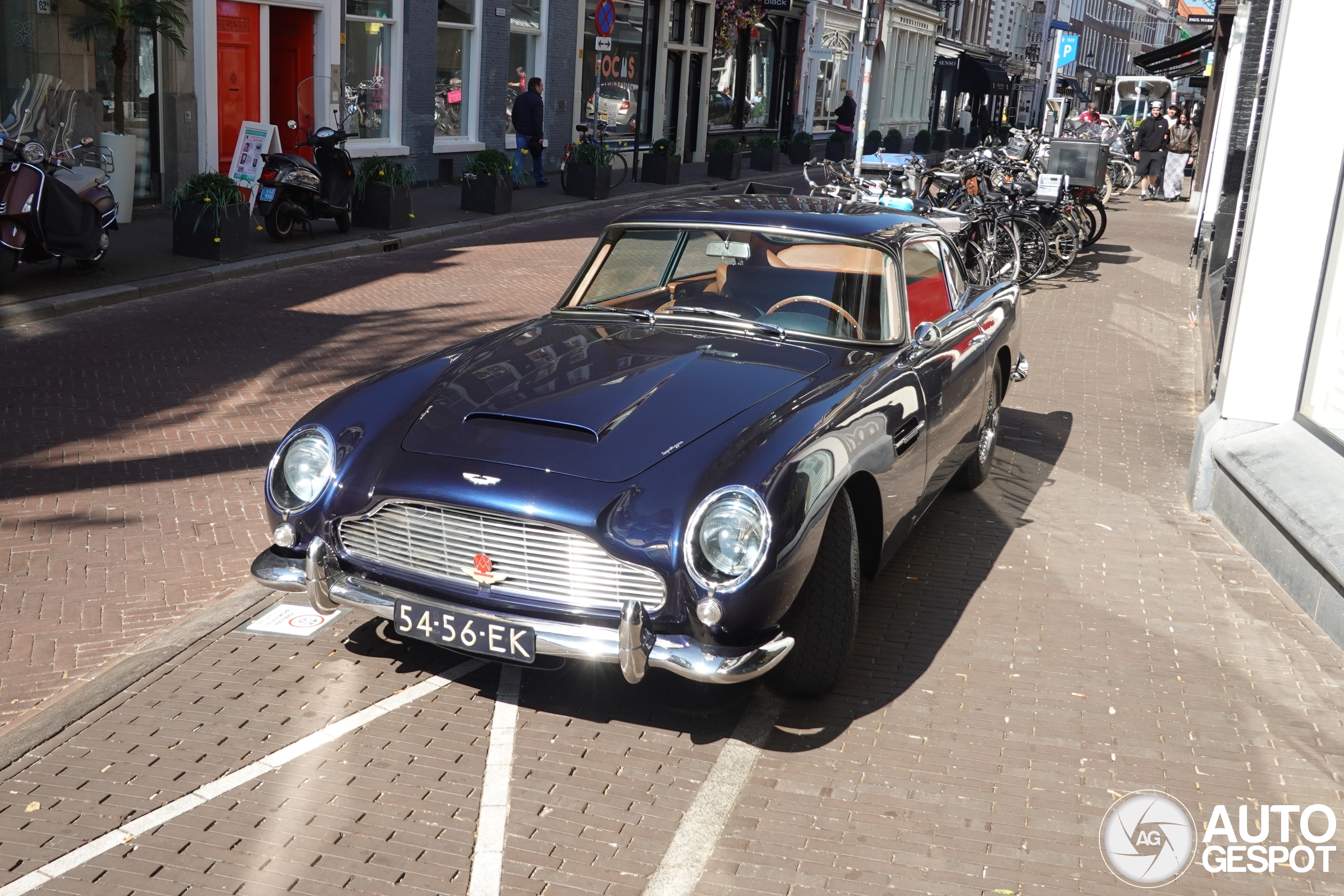 Aston Martin DB5 straalt in Haagse zon