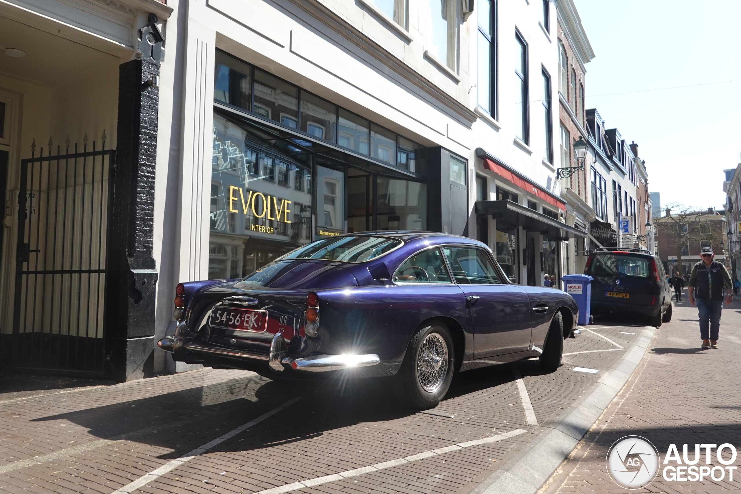 Aston Martin DB5 straalt in Haagse zon