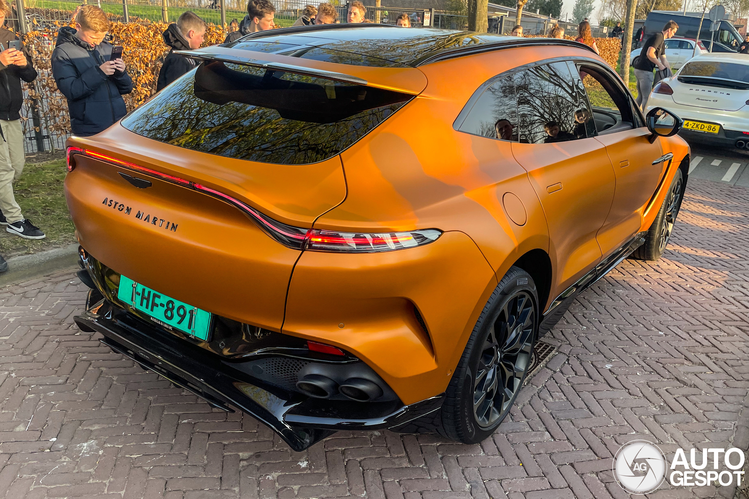 Is deze oranje Aston Martin DBX707 de geschikte bolide voor de koning?