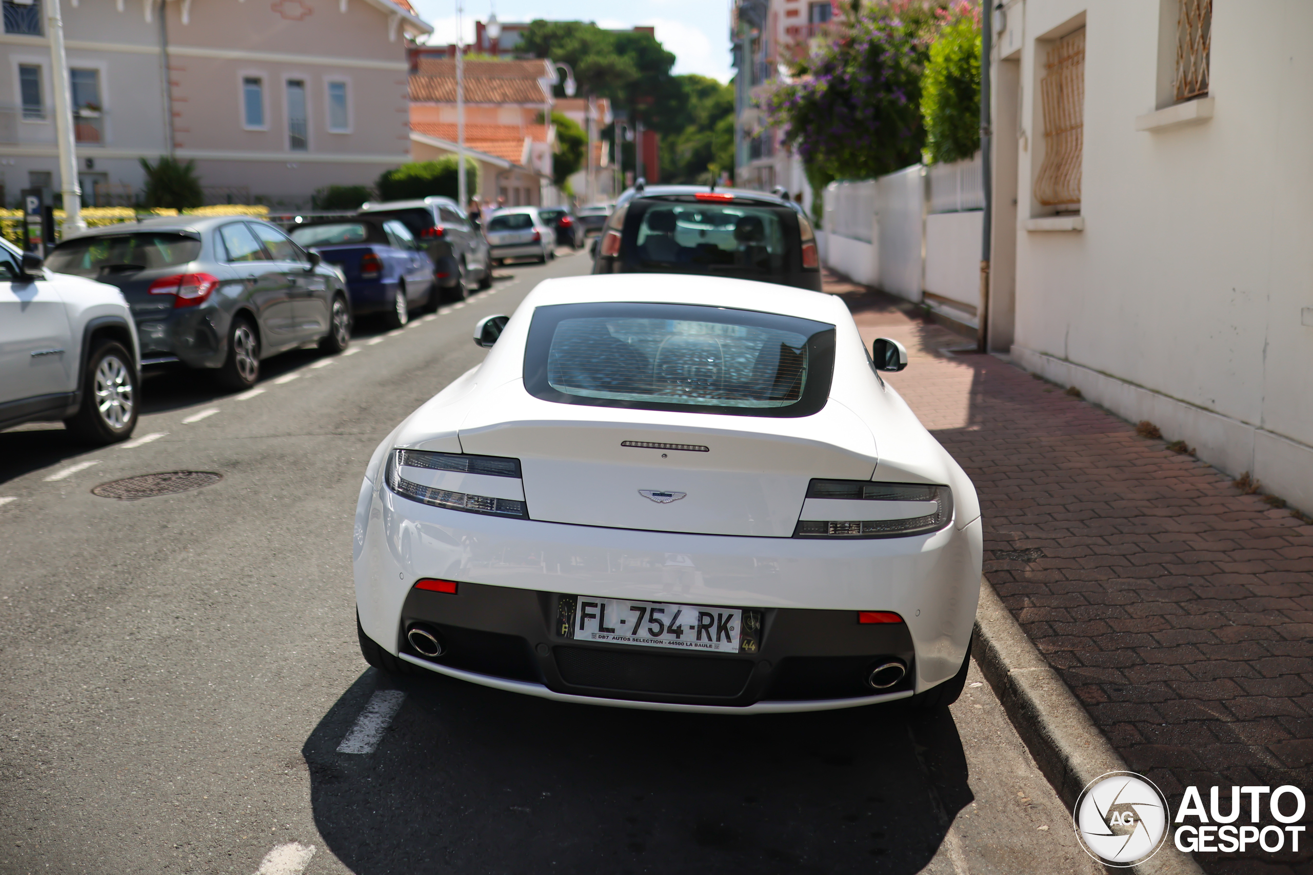 Aston Martin V8 Vantage 2012