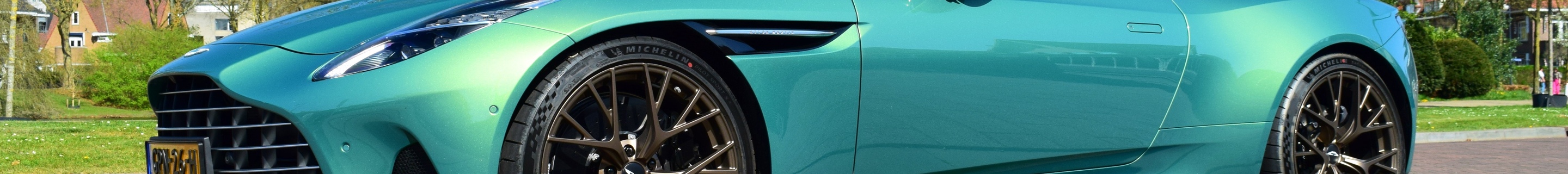 Aston Martin DB12 Volante