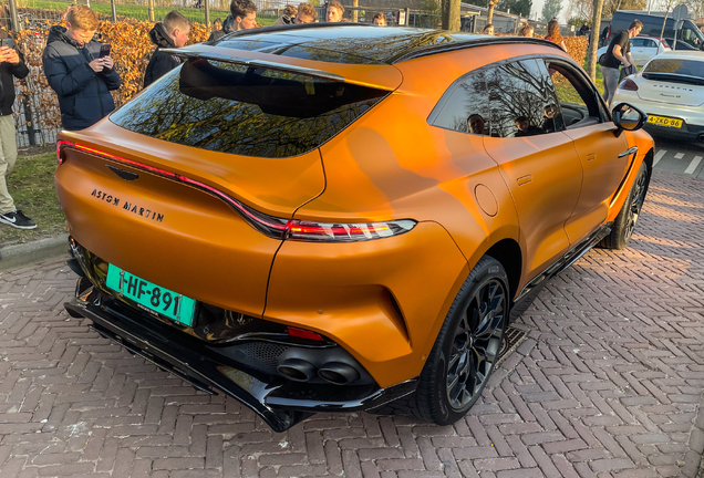 Aston Martin DBX707