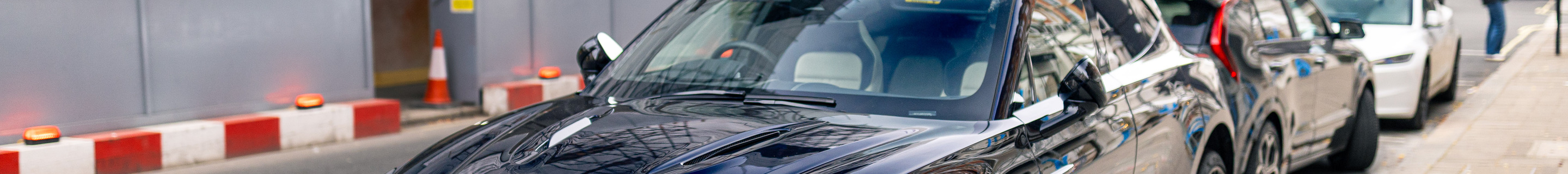 Aston Martin DBX707