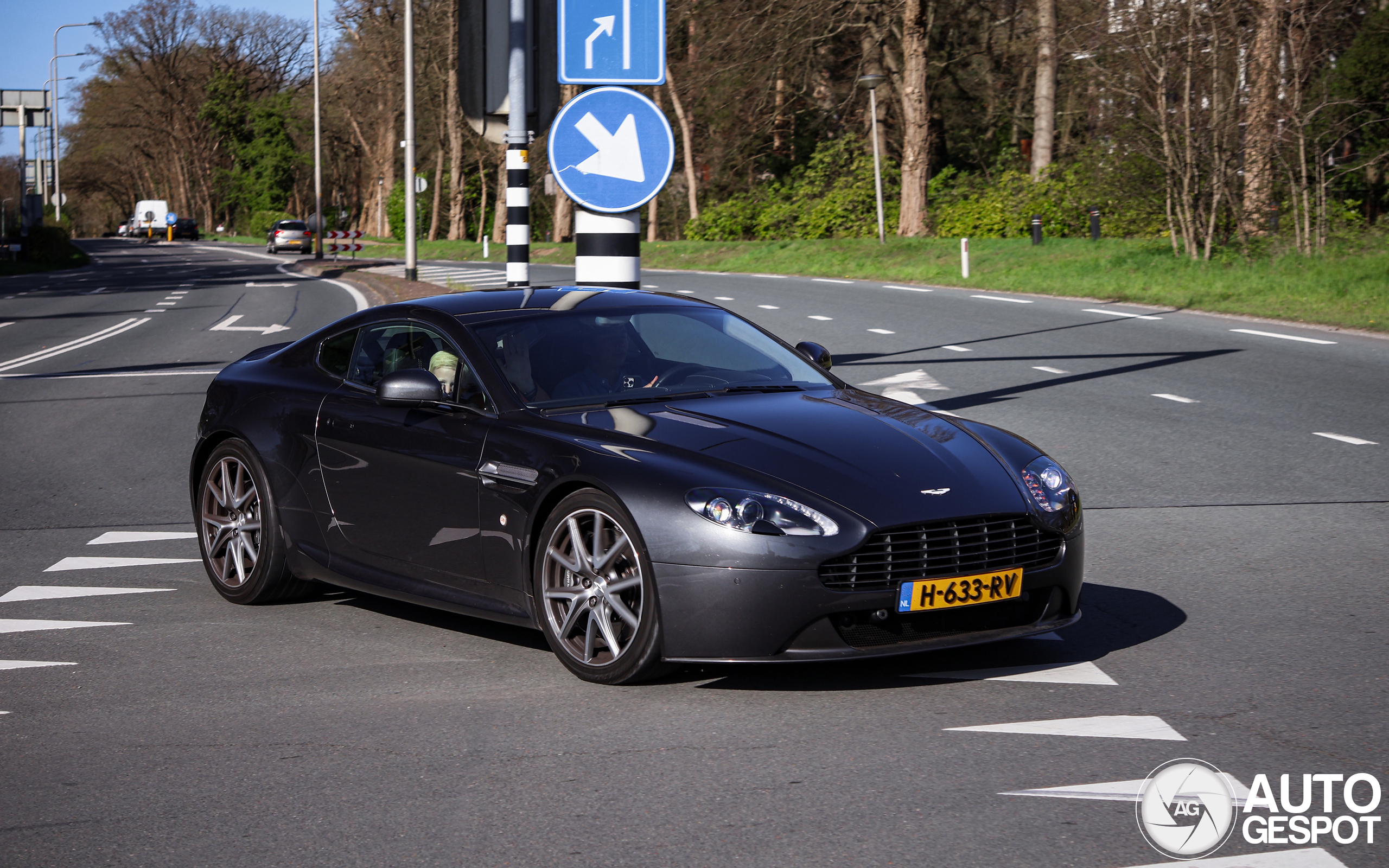 Aston Martin V8 Vantage 2012