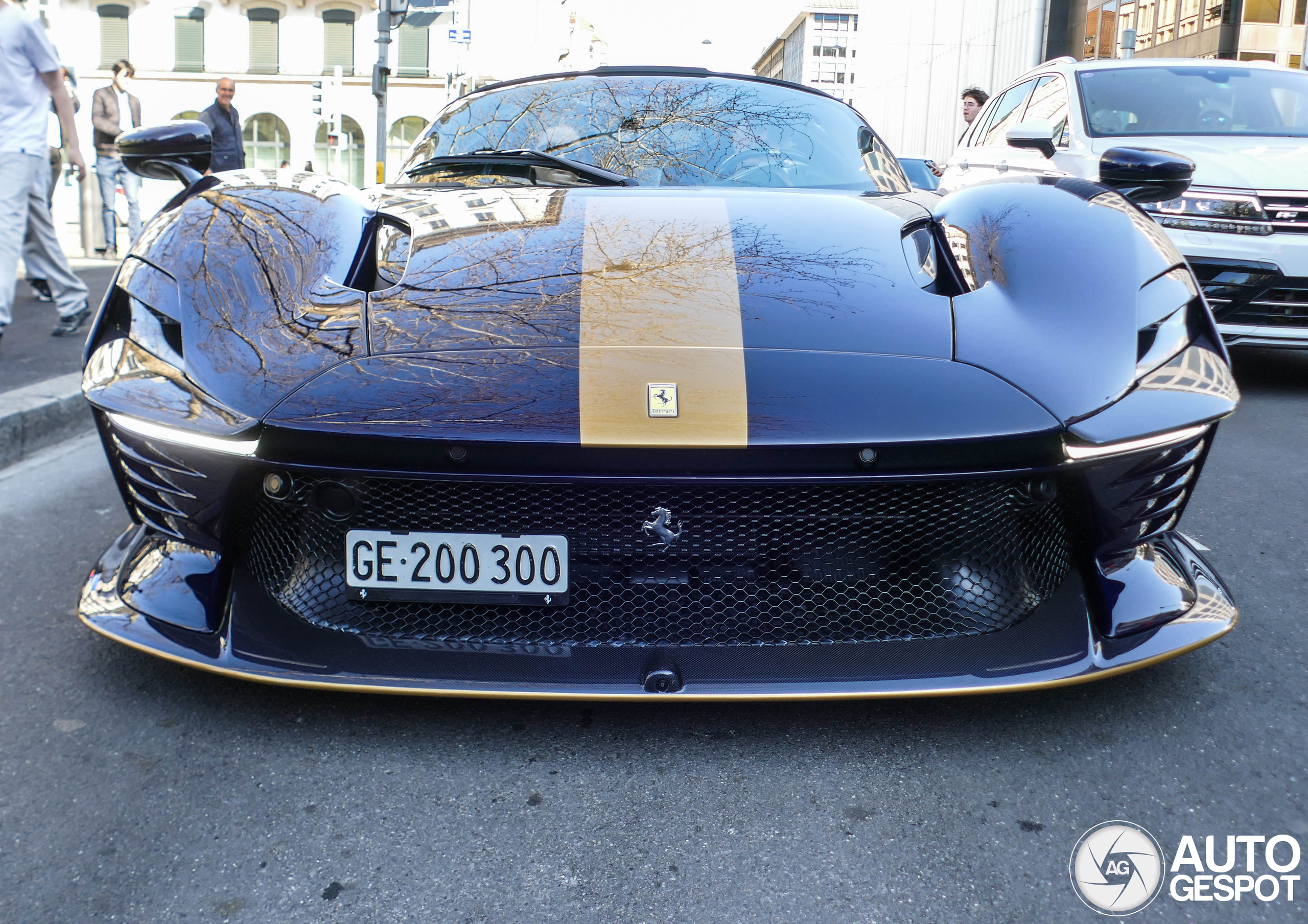 Paarse Ferrari Daytona SP3 heeft bijzondere naamkleur