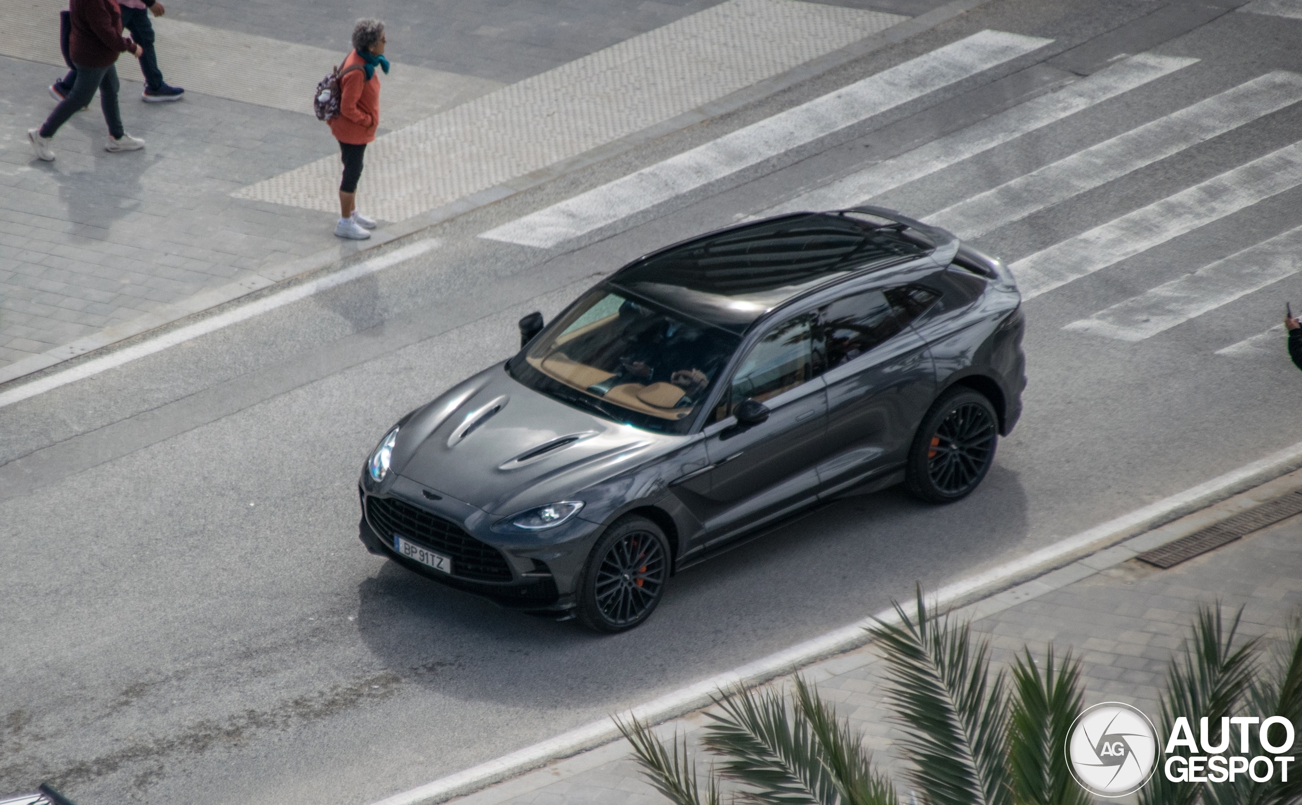 Aston Martin DBX707