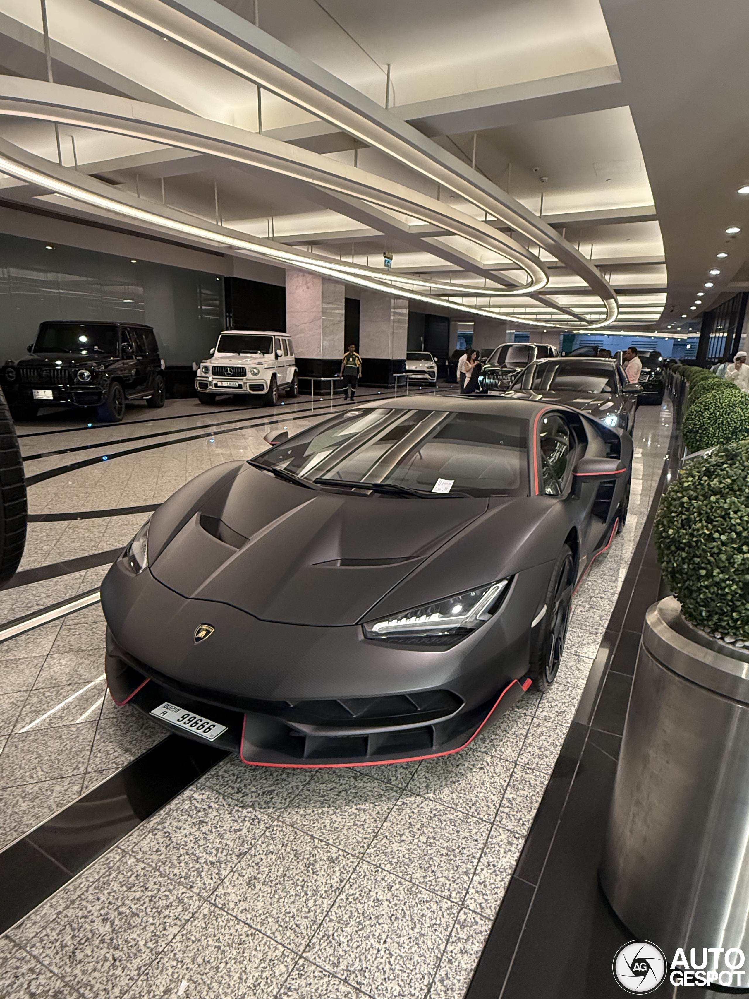 Op Dubai zit geen rem; Lamborghini Centenario LP770-4