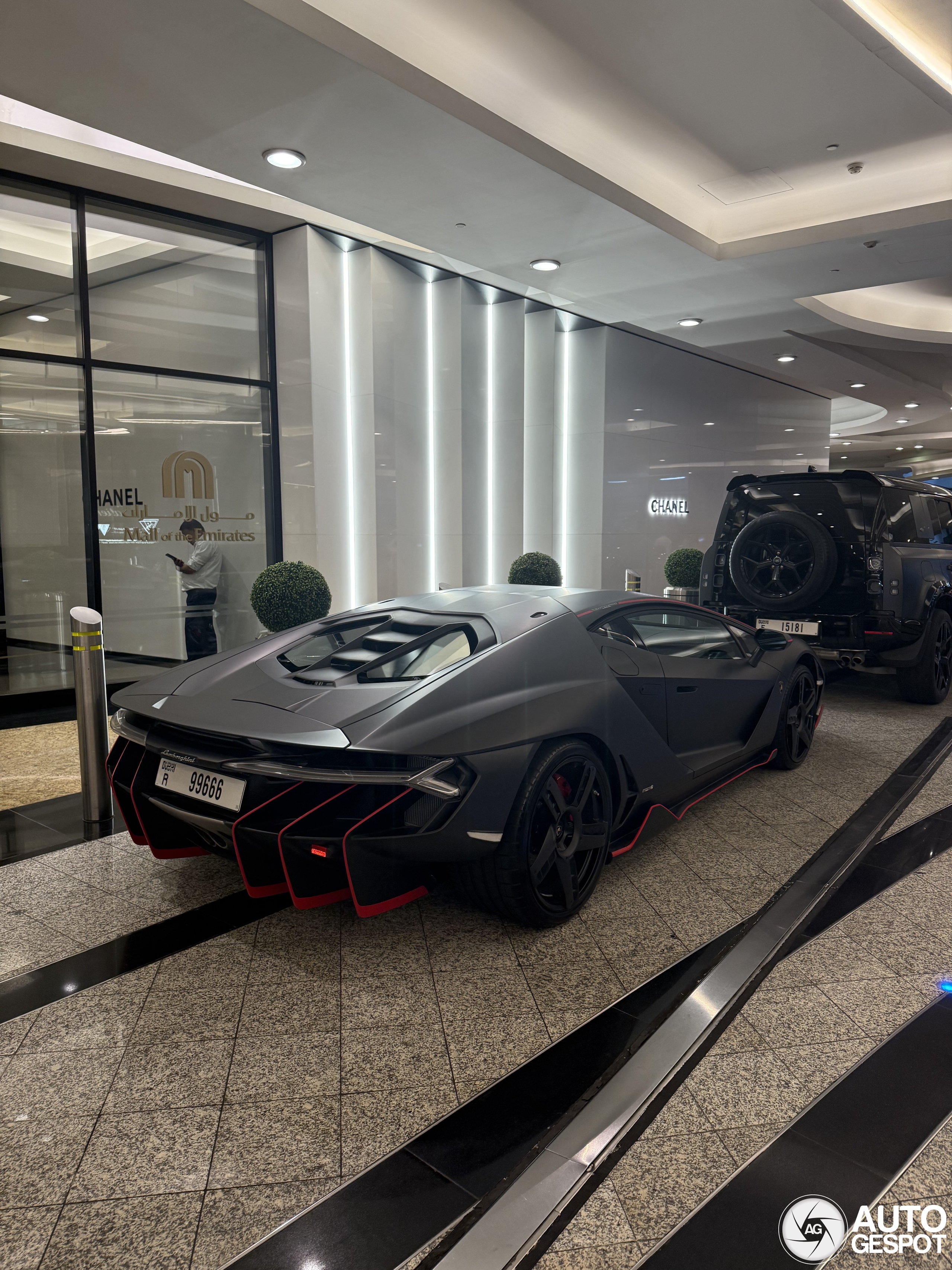 Op Dubai zit geen rem; Lamborghini Centenario LP770-4