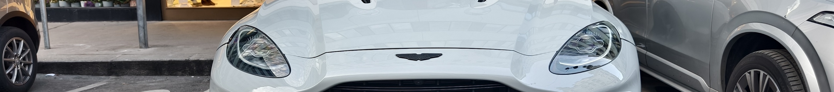 Aston Martin DBX707
