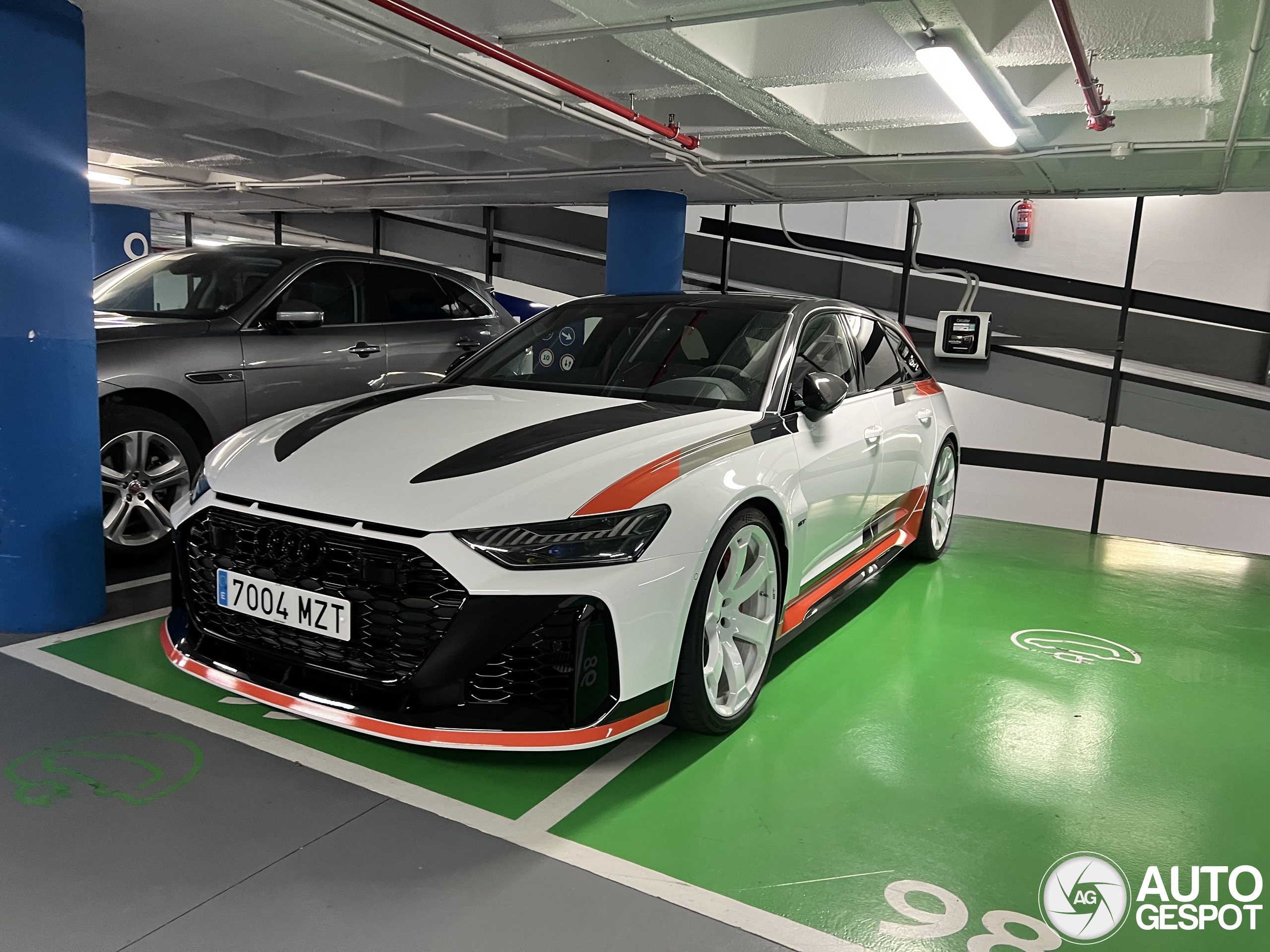 Audi RS6 GT Avant C8 op laadplek gespot