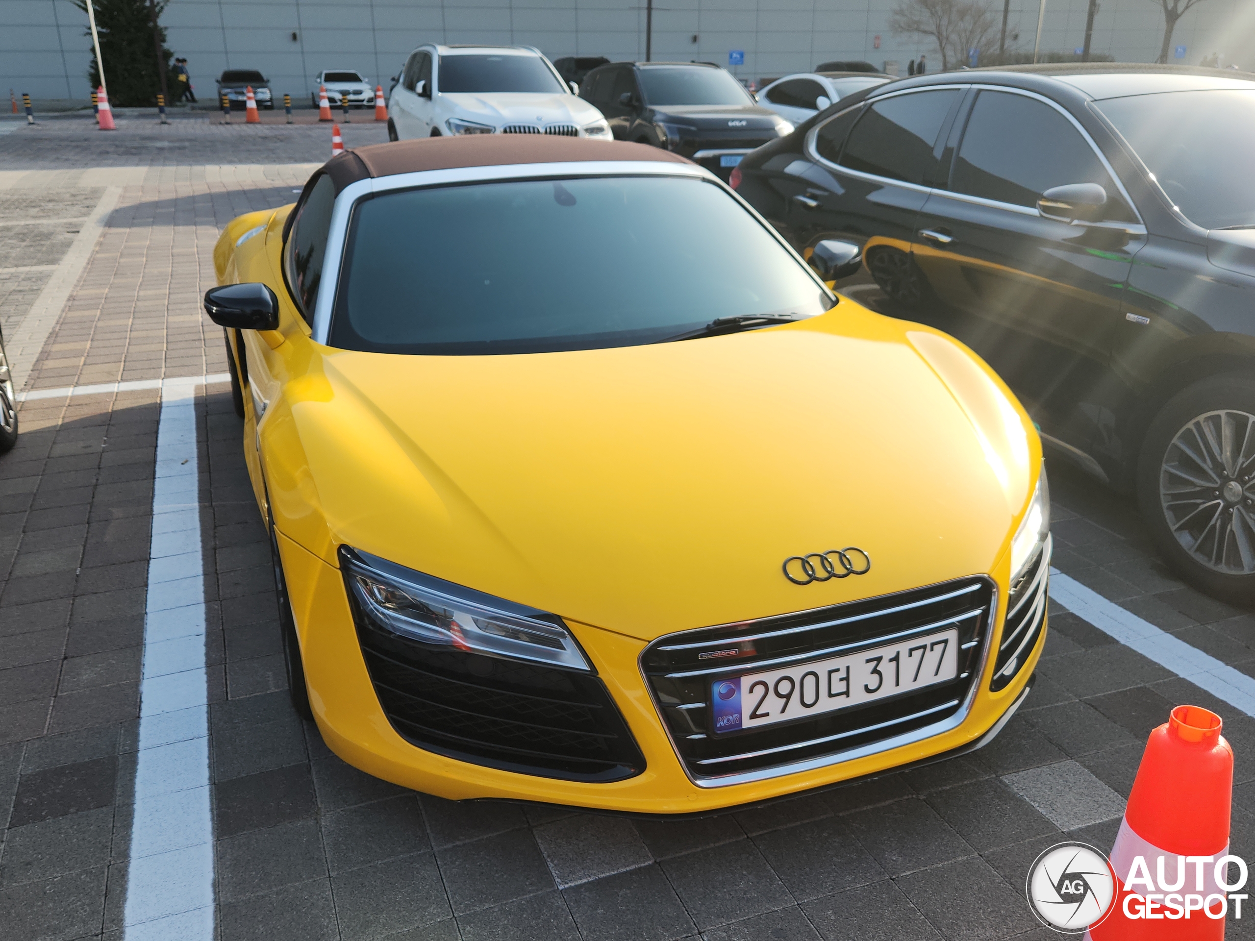 Audi R8 Spyder V10 イエロー Audi R8 Spyder V10