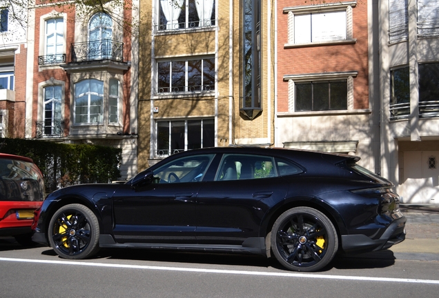 Porsche Taycan Turbo S Cross Turismo