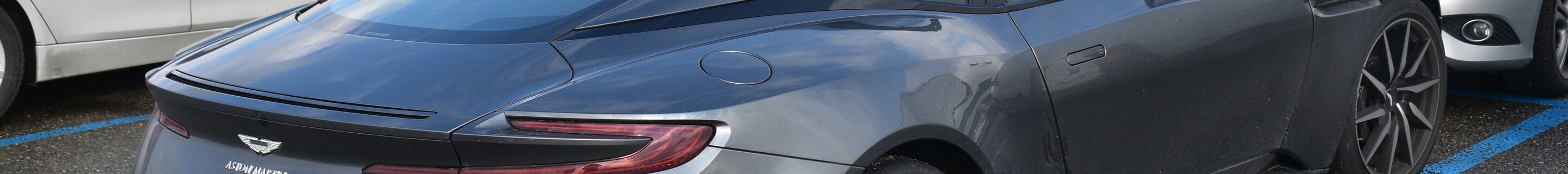 Aston Martin DB11 V8