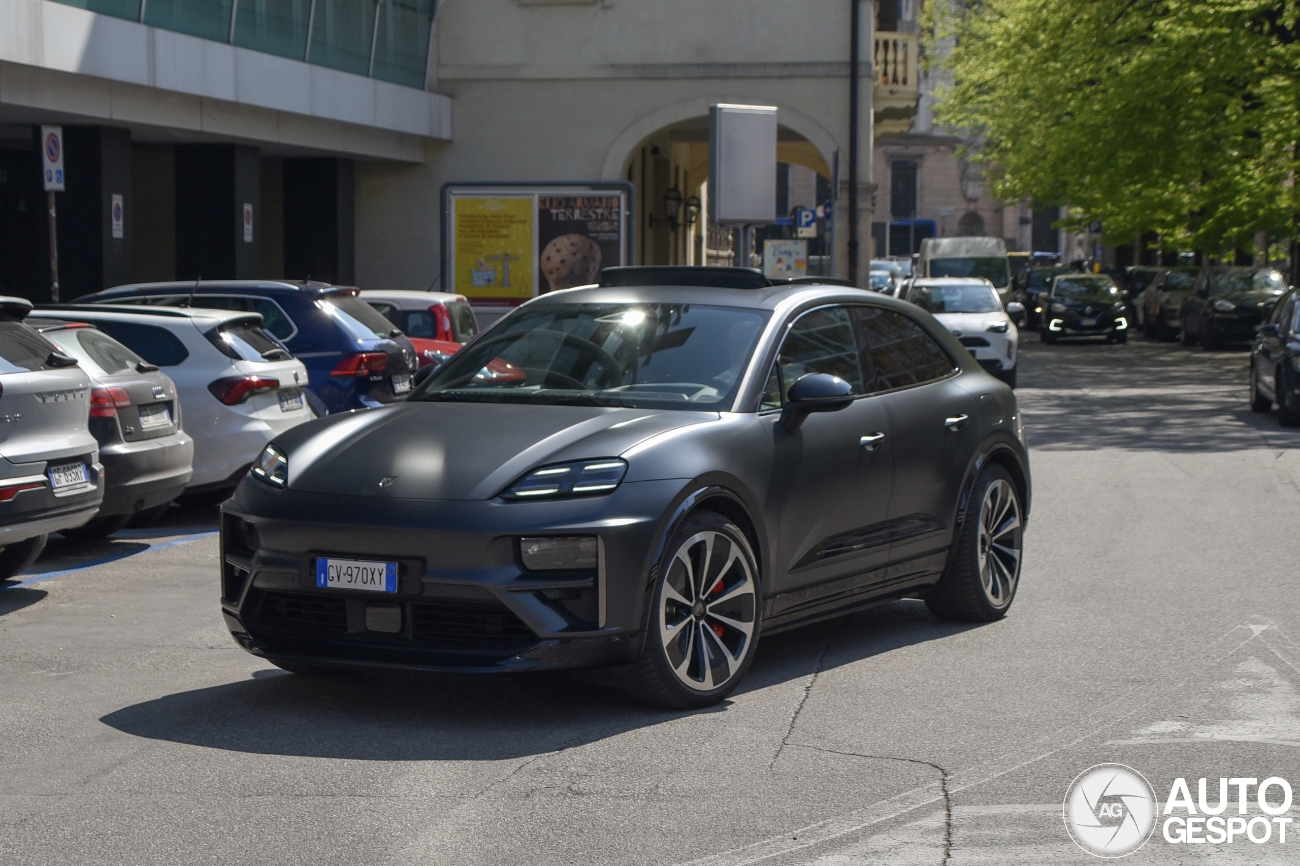 Porsche Macan EV Turbo
