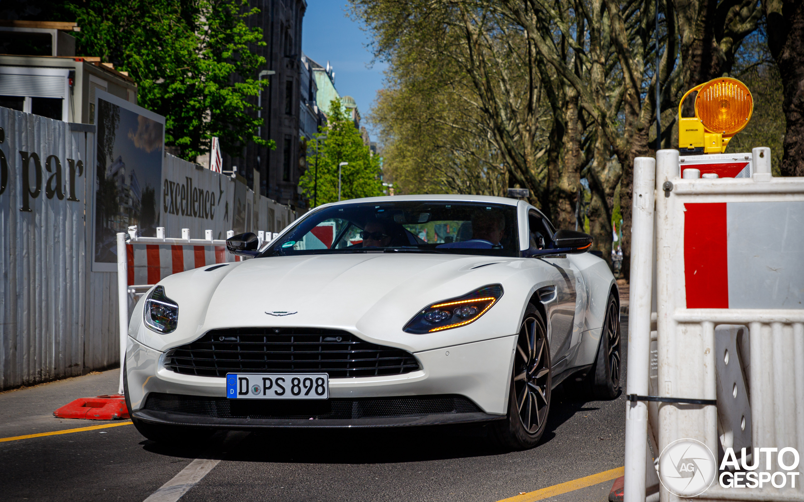 Aston Martin DB11 V8