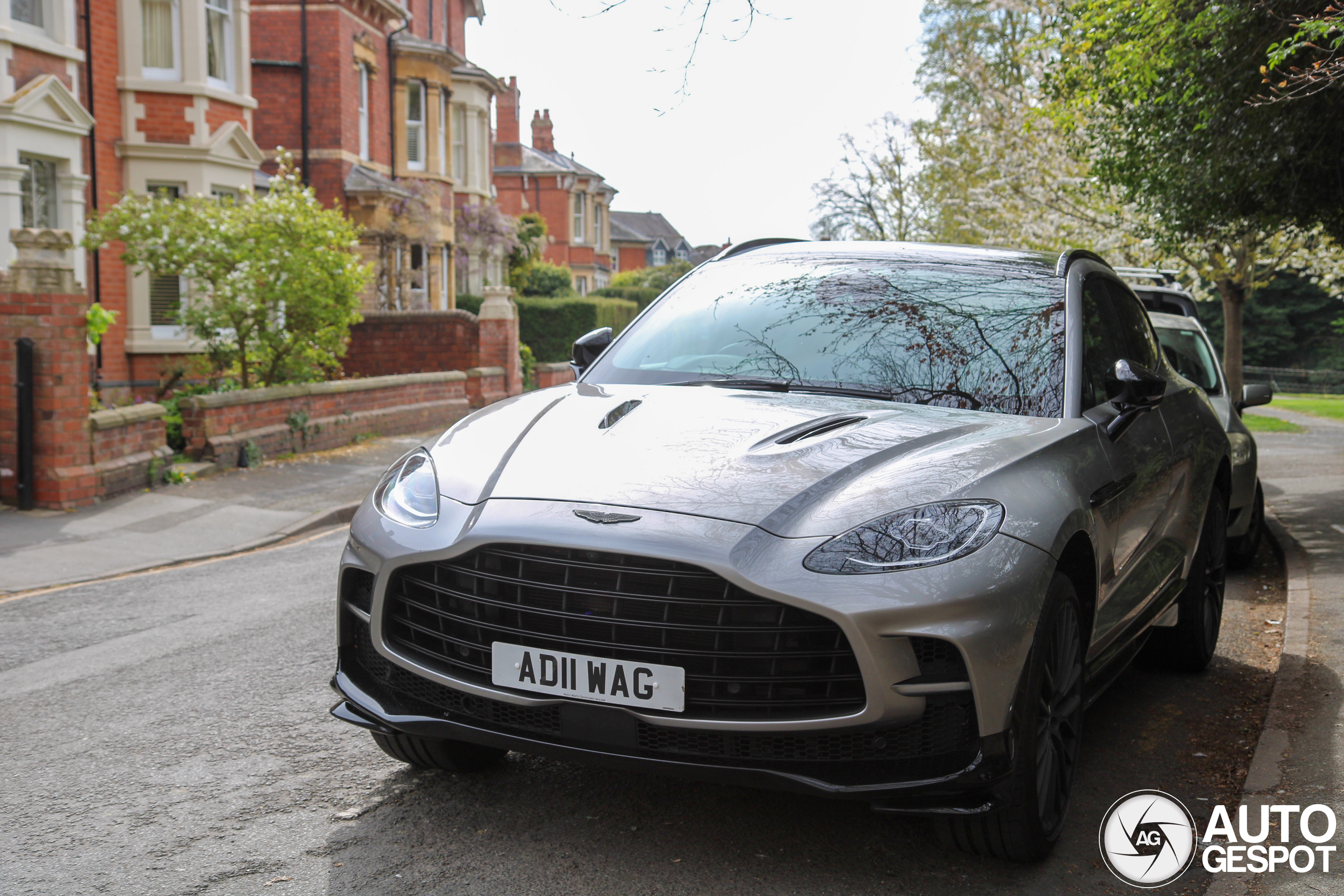 Aston Martin DBX707