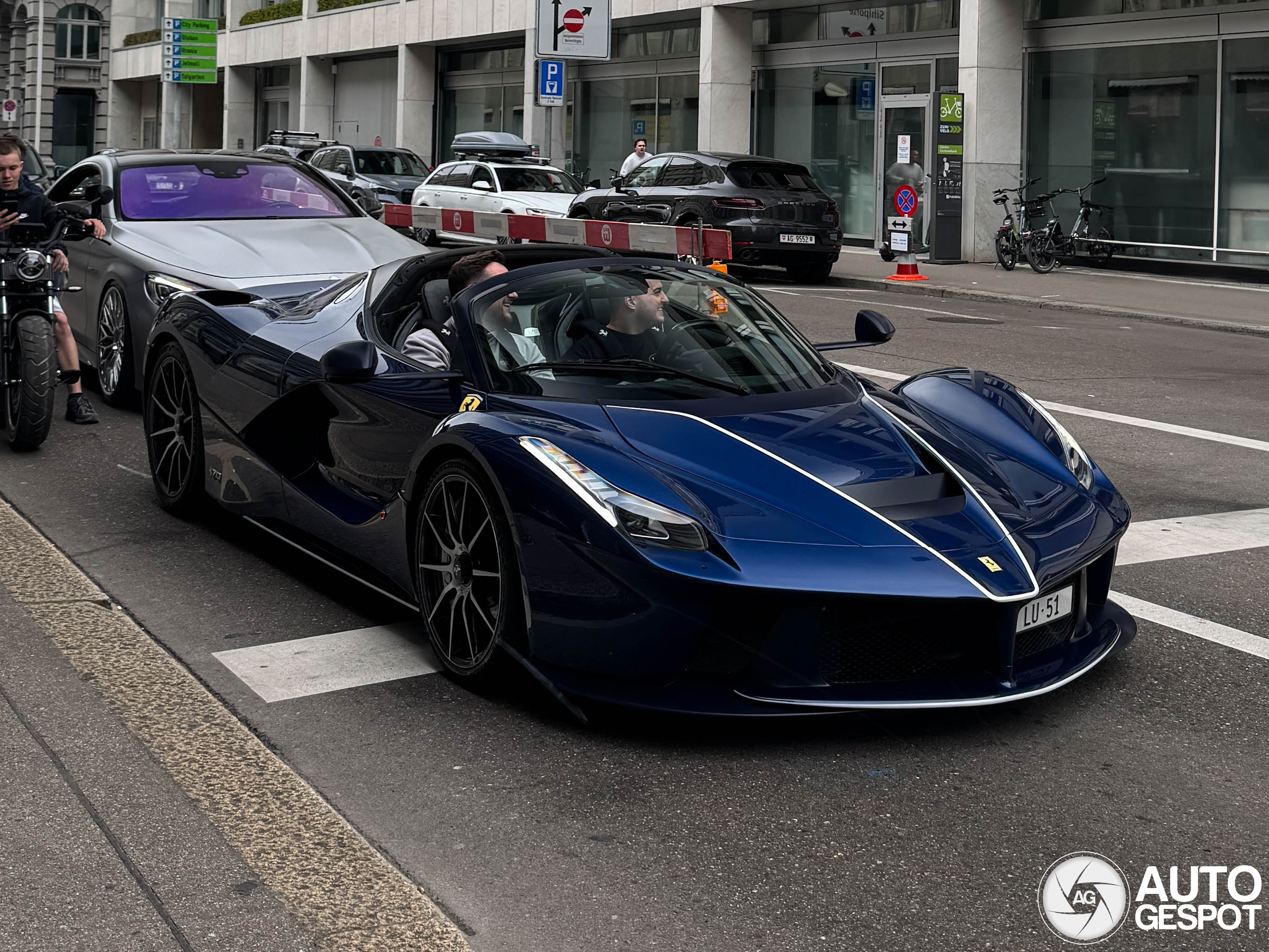 Blauwe Ferrari LaFerrari Aperta trekt de aandacht in Zürich