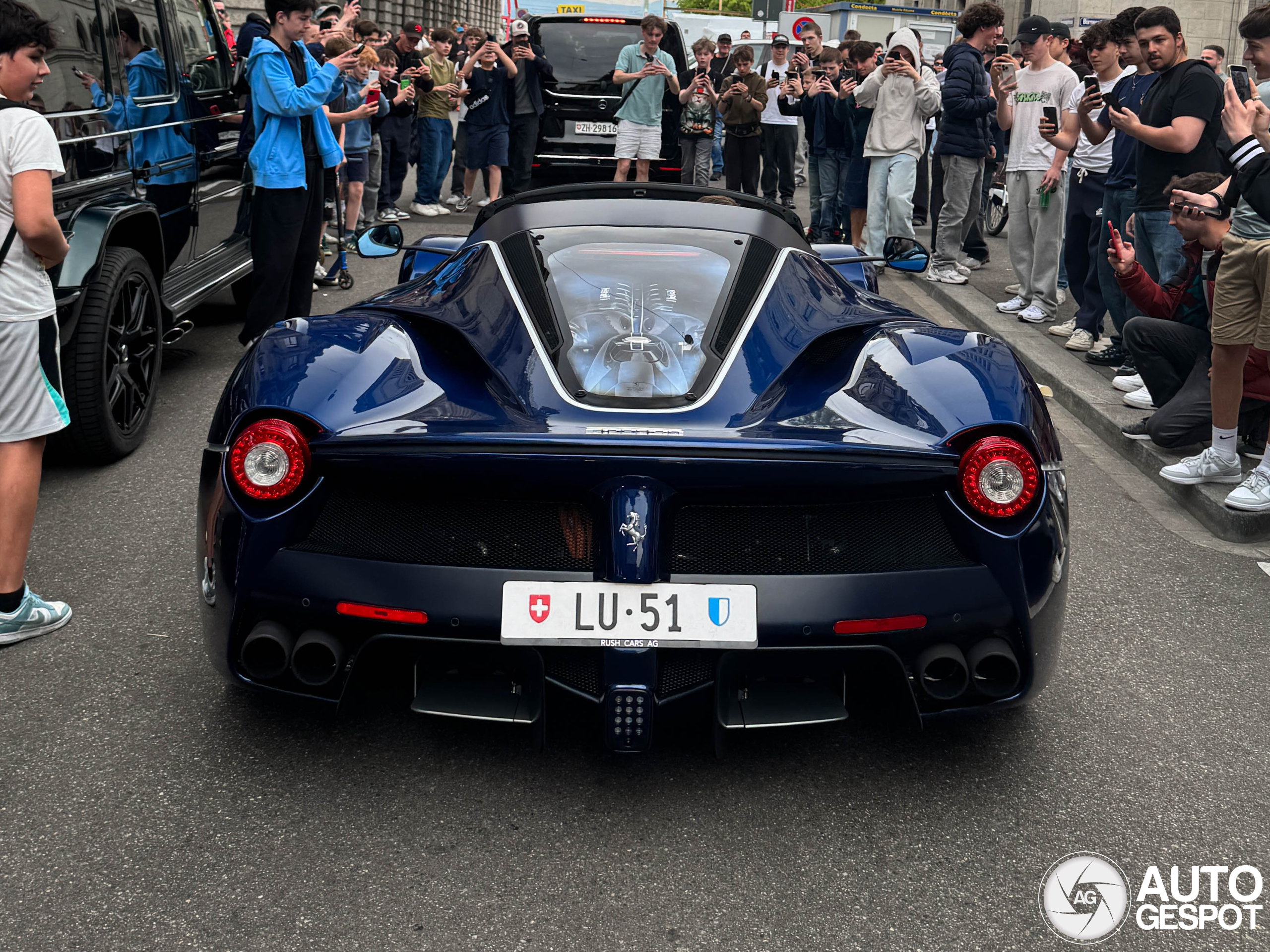 Blauwe Ferrari LaFerrari Aperta trekt de aandacht in Zürich