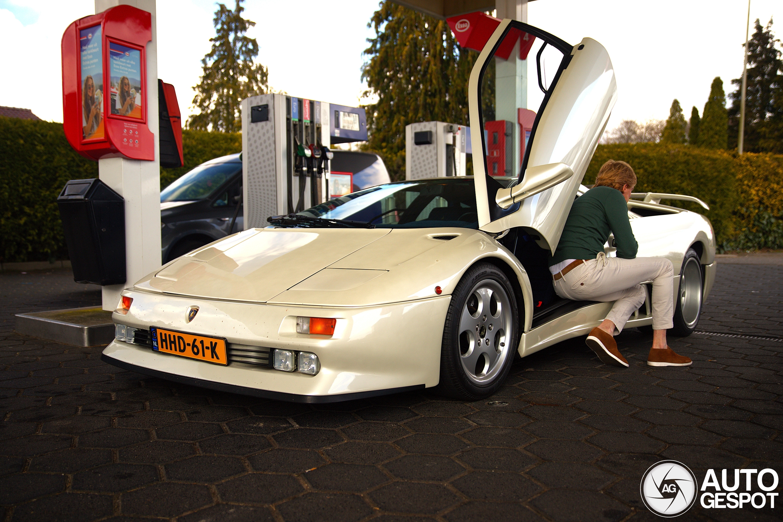 Balloon White brilliance: A rare Diablo SE30 Jota roars to life