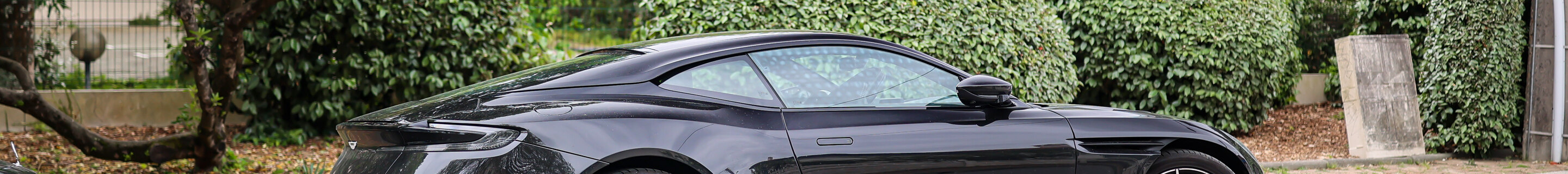Aston Martin DB11