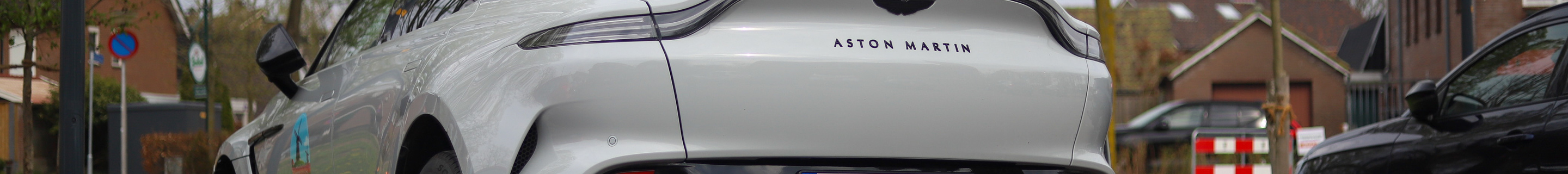 Aston Martin DBX707