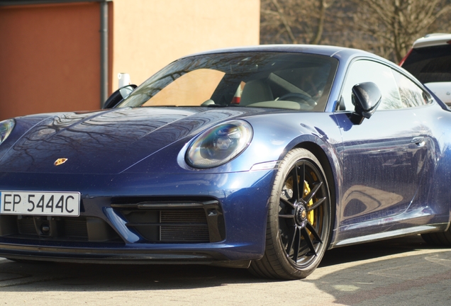 Porsche 992 Carrera 4 GTS