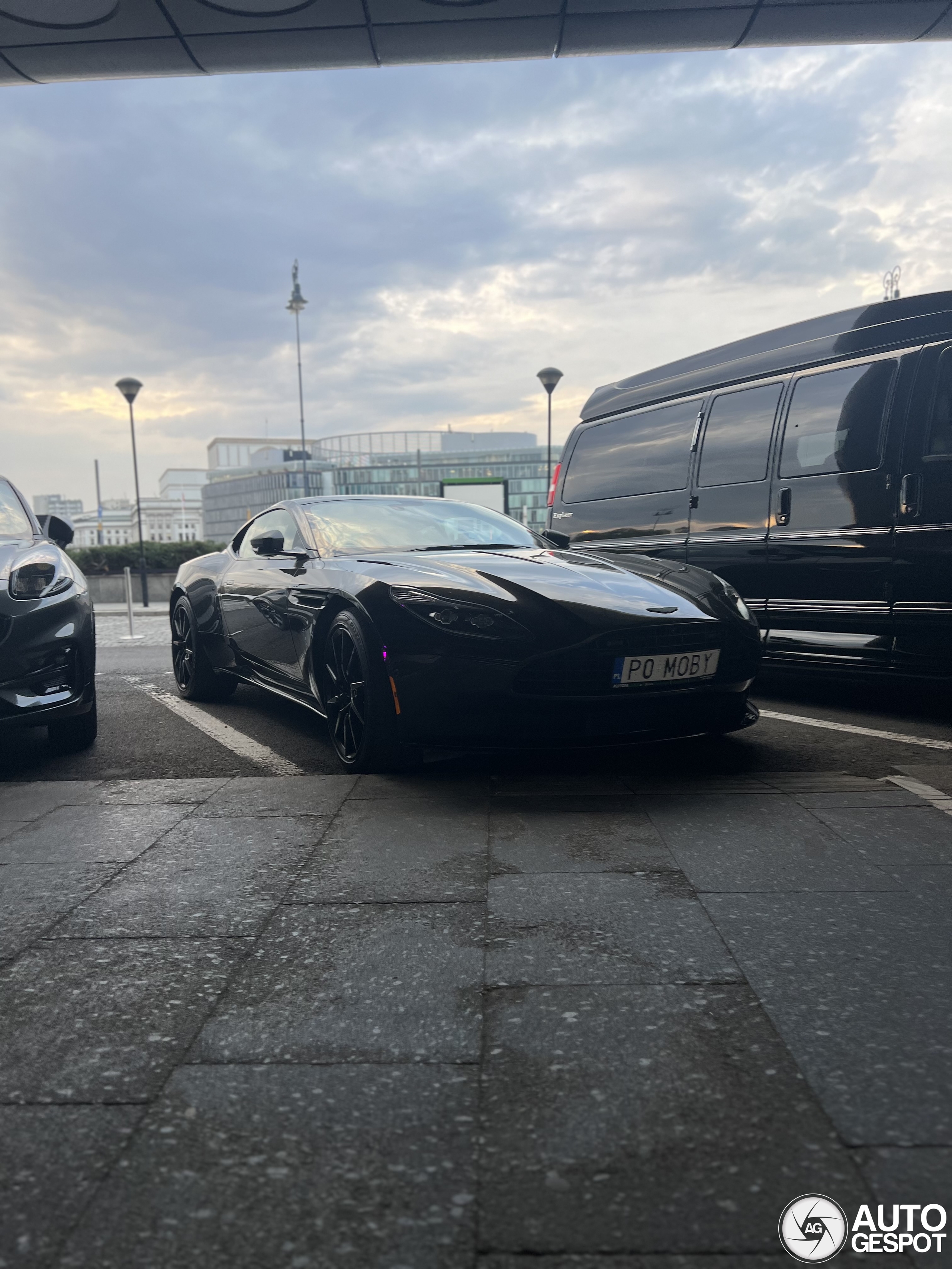 Aston Martin DB11
