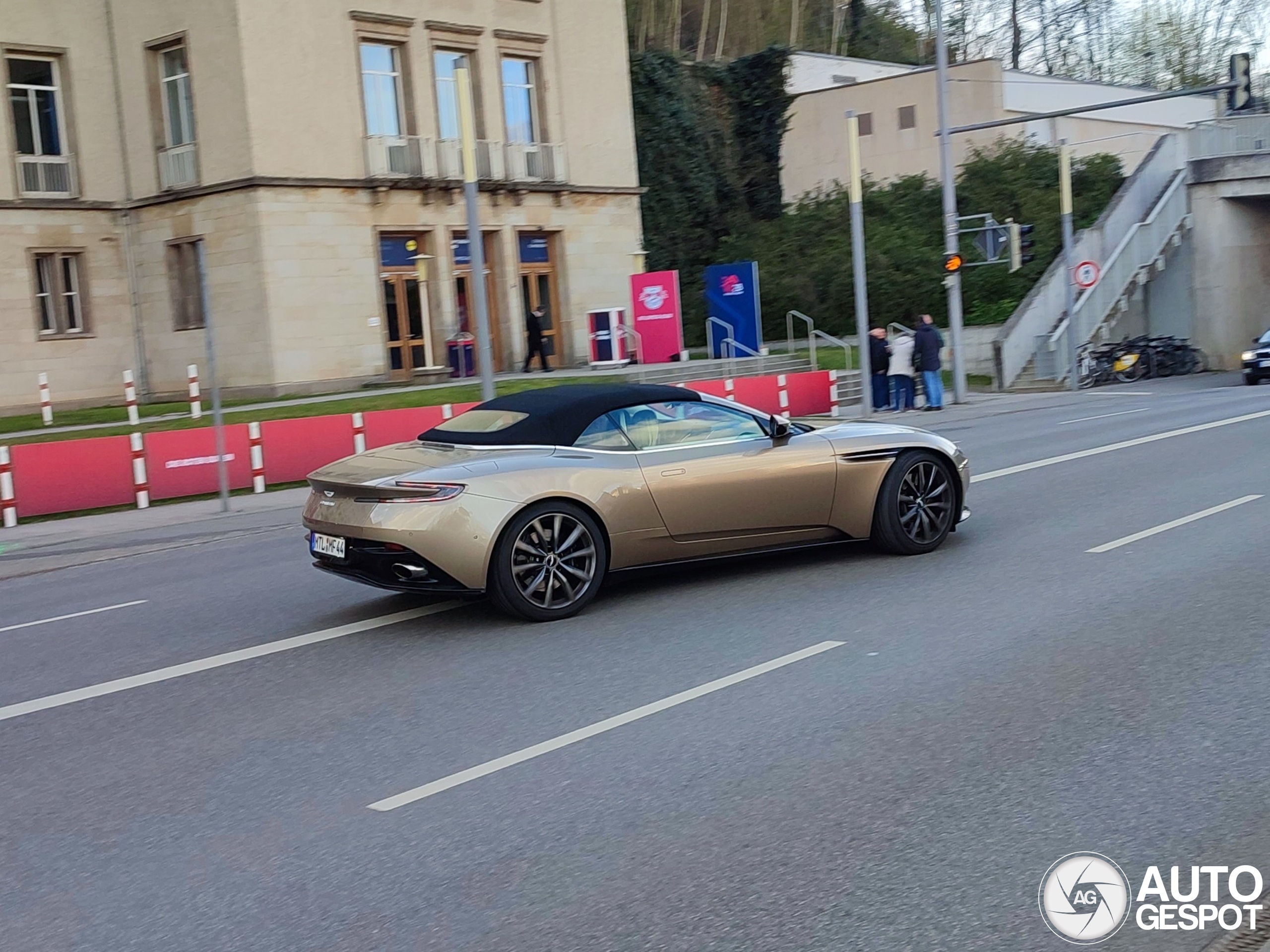 Aston Martin DB11 V8 Volante