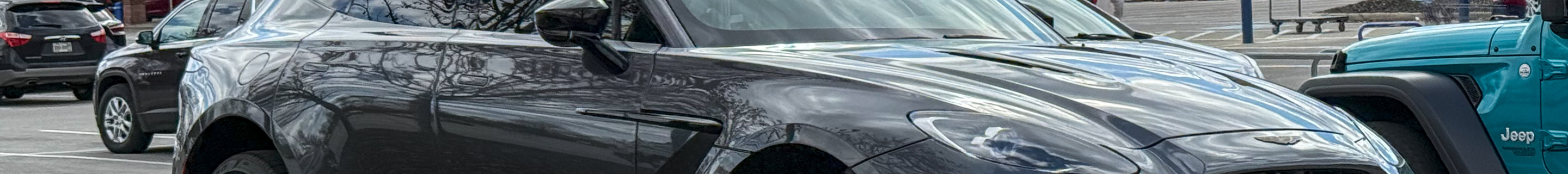 Aston Martin DBX707