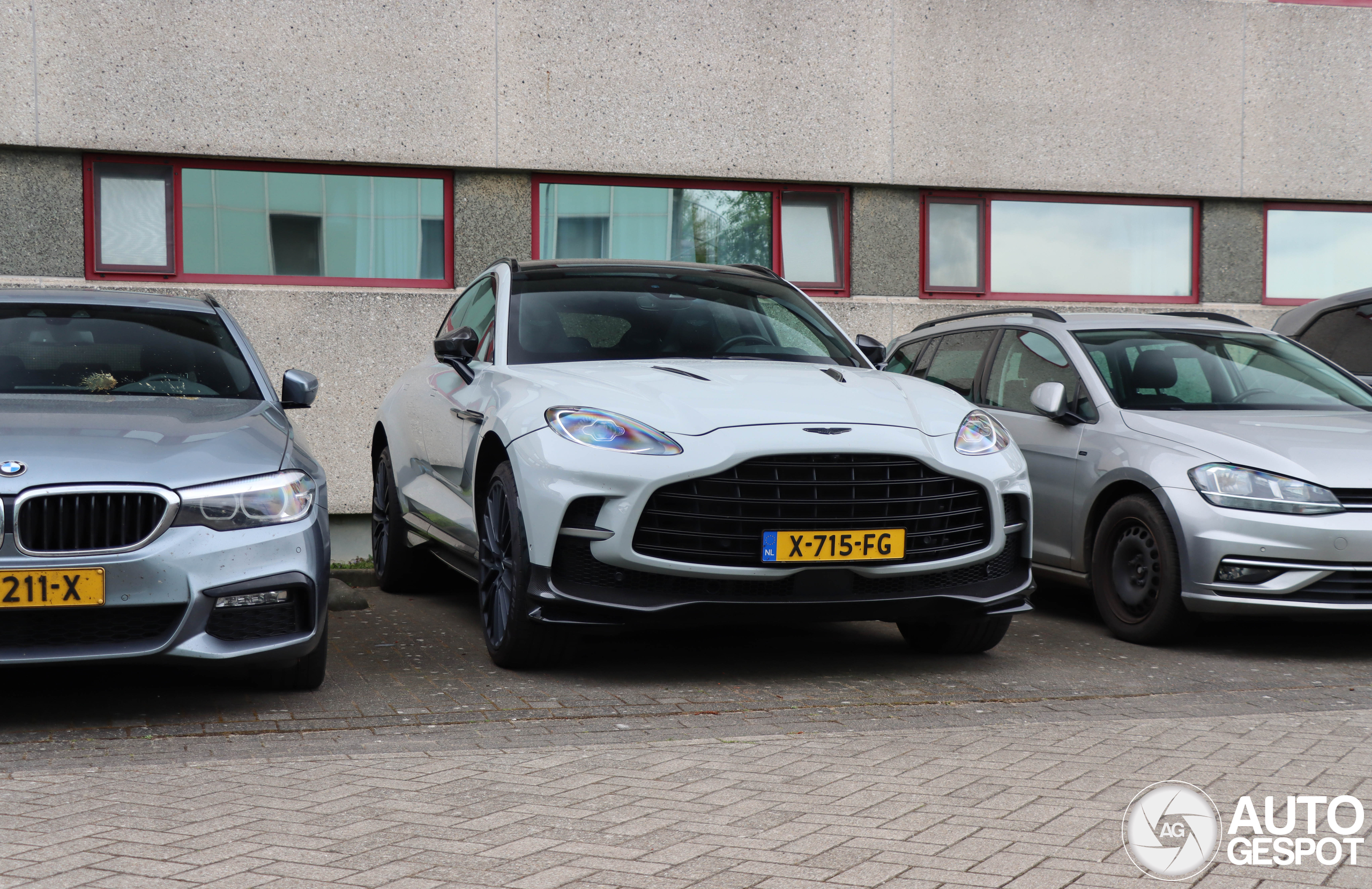 Aston Martin DBX707