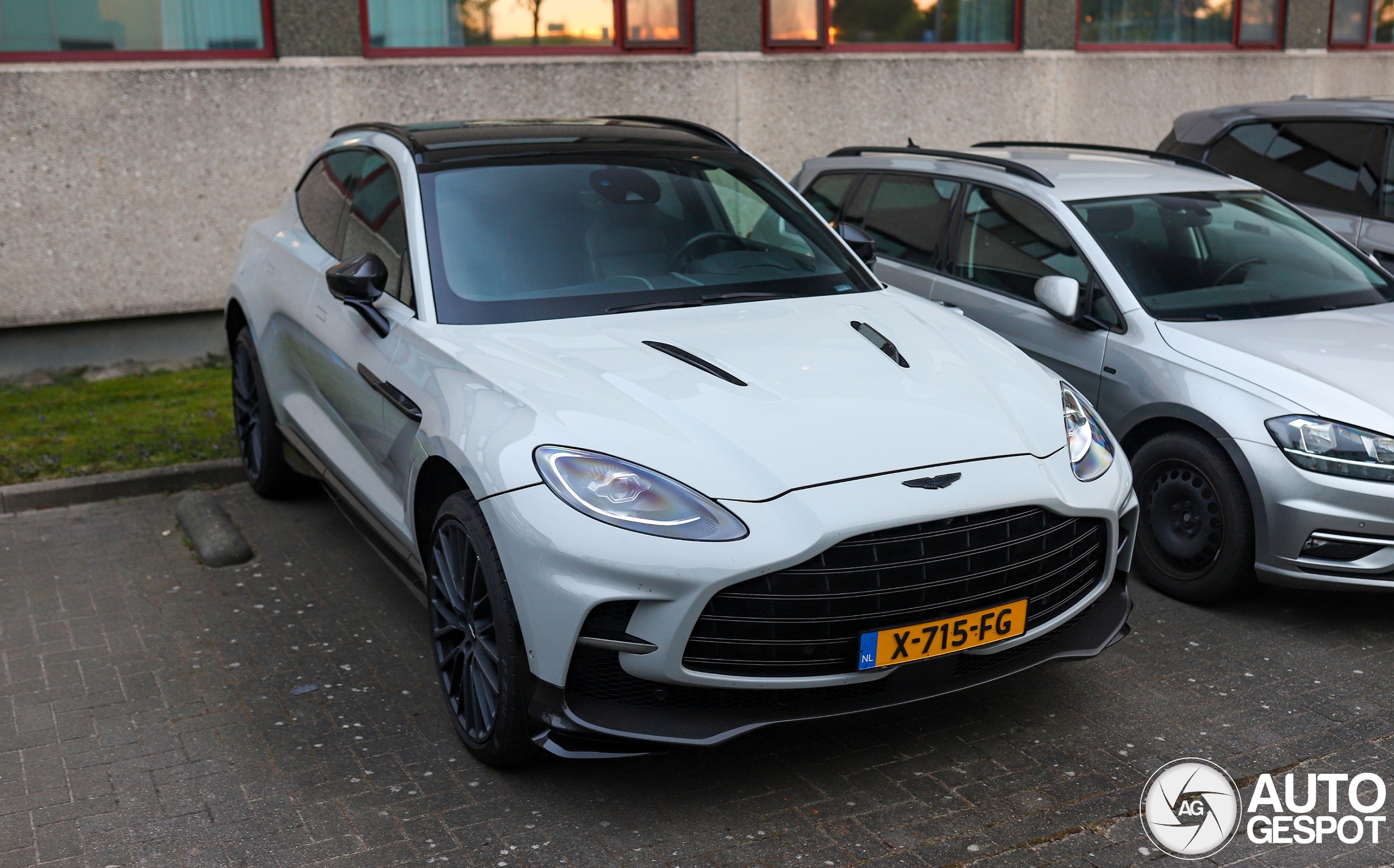 Aston Martin DBX707