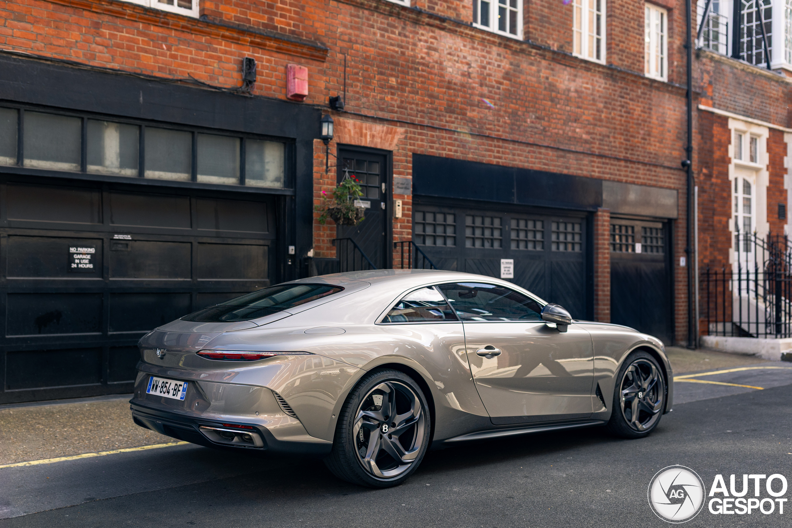 Bentley Batur: Ultra-rare coachbuilt masterpiece on the move