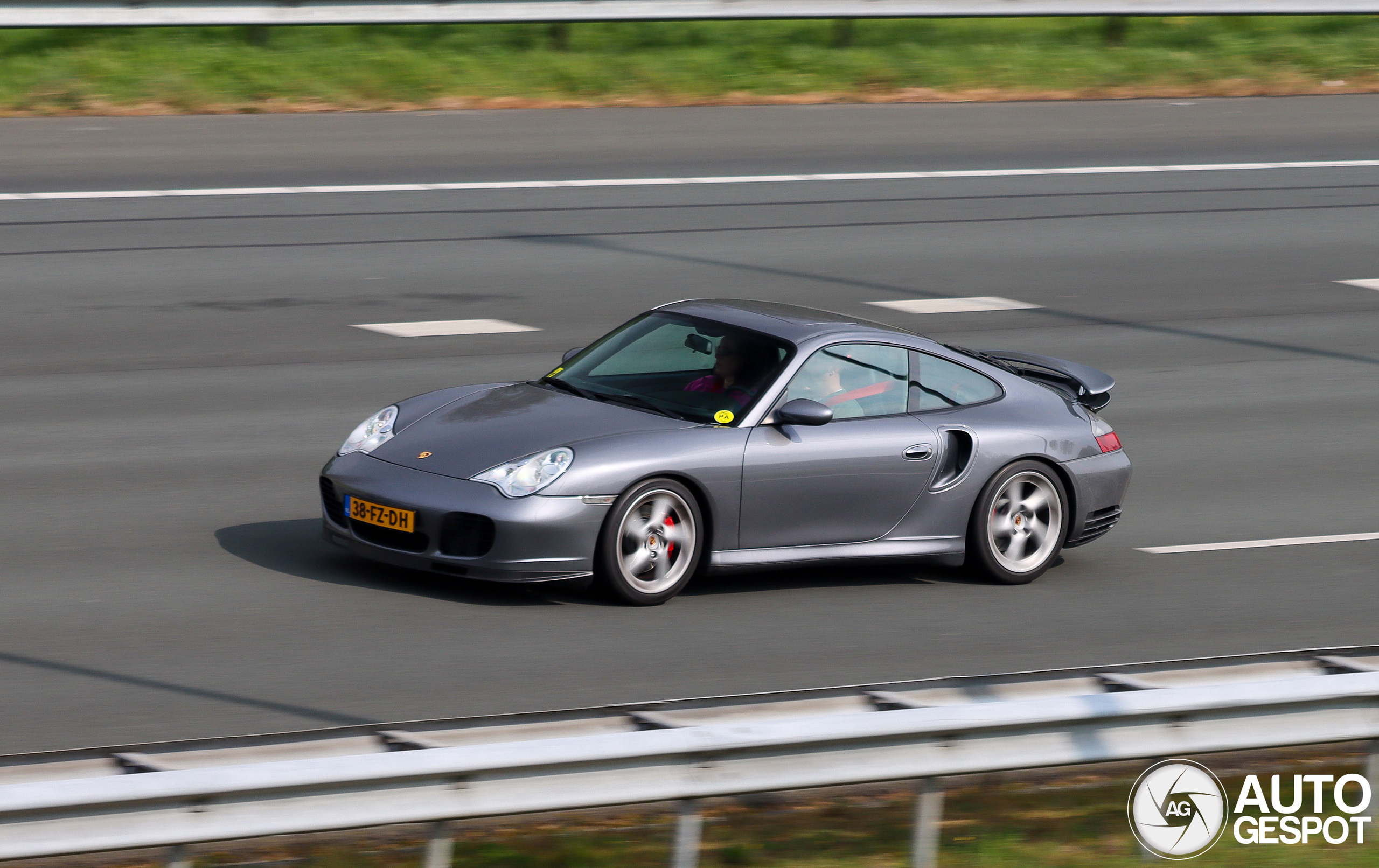 スピードイエローの996カレラGTエディション（6MT）が