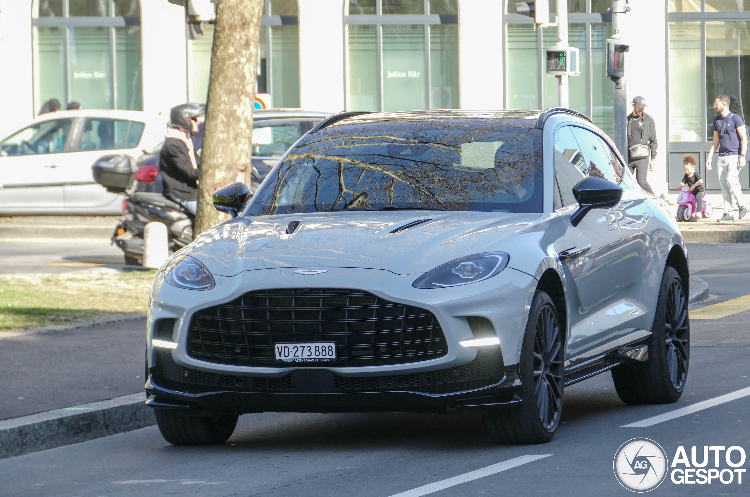 Aston Martin DBX707