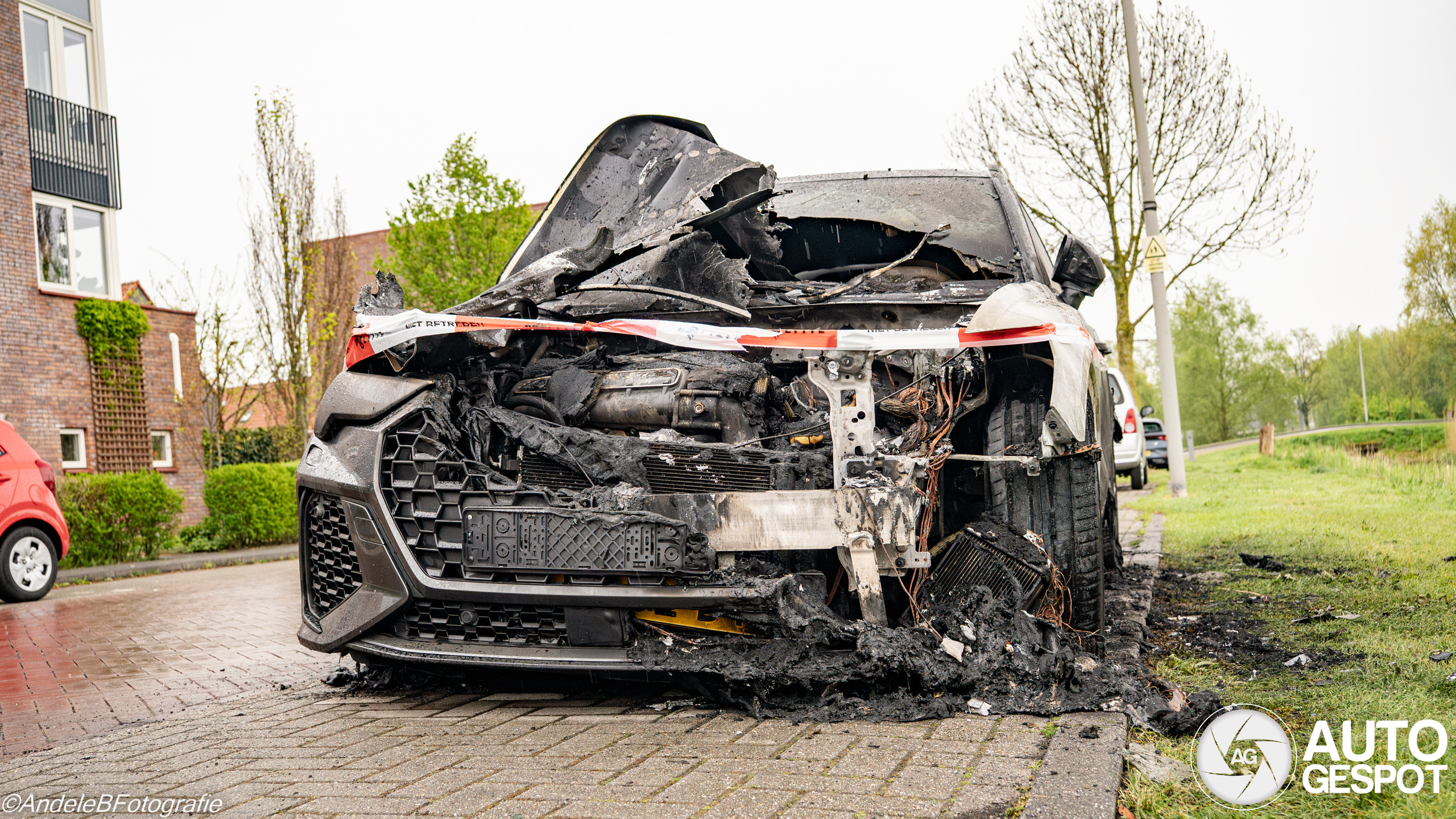 Audi RS Q3 brandt volledig uit in Arnhem