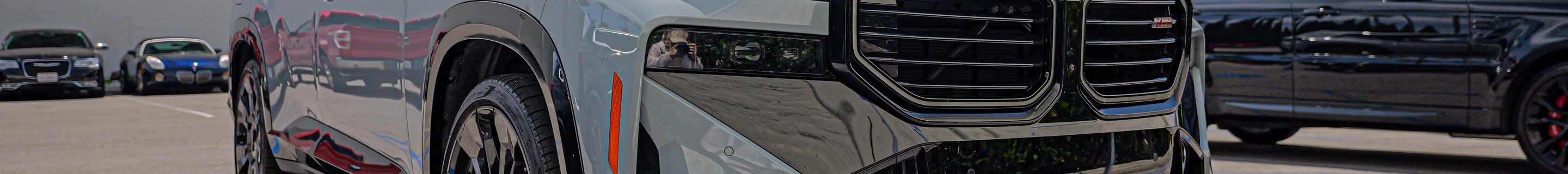 BMW XM G09 Label Red