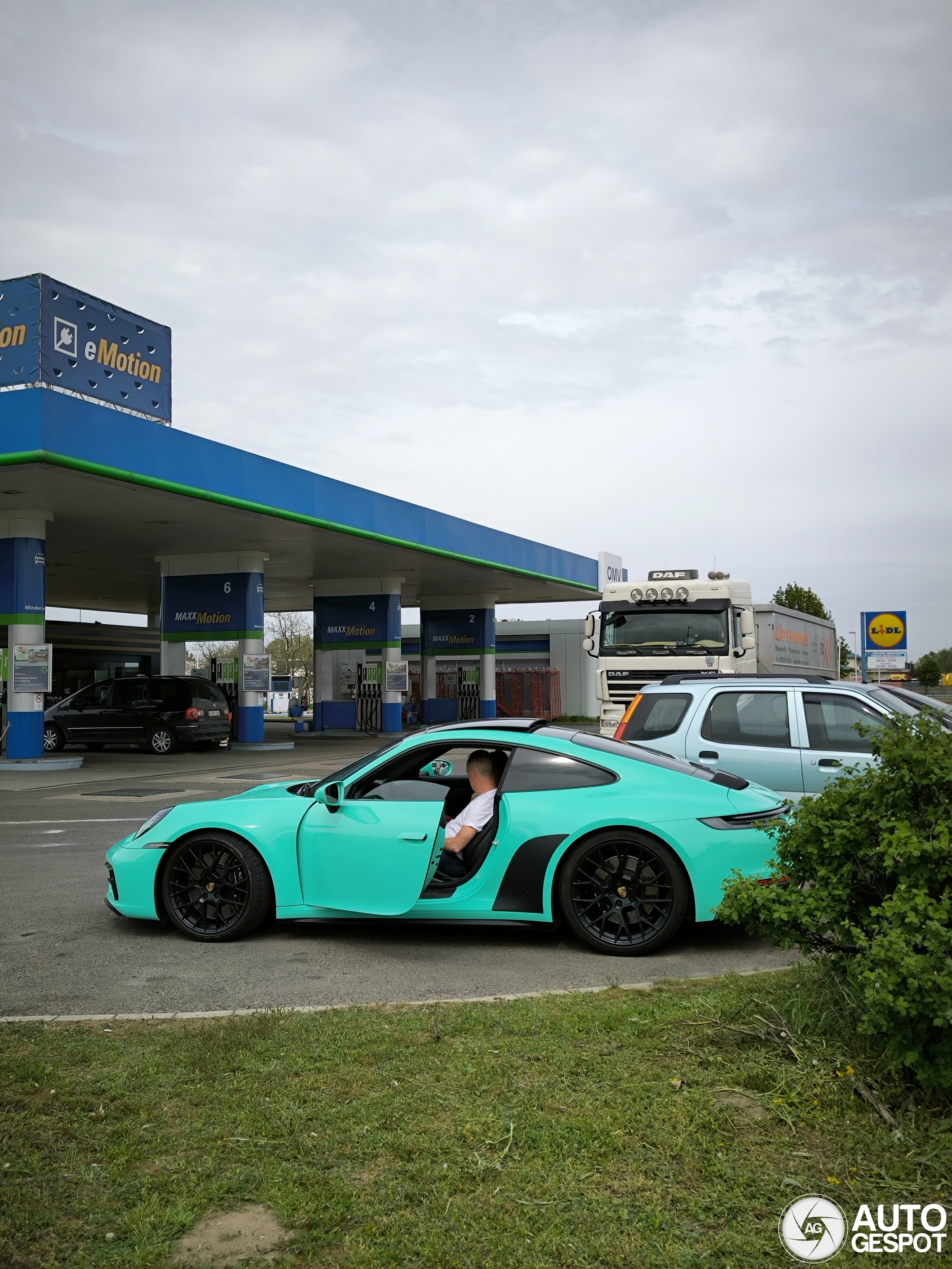 Porsche 992 Carrera 4 GTS