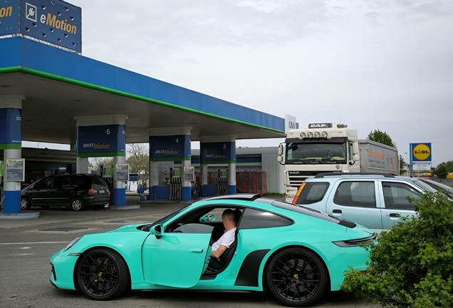 Porsche 992 Carrera 4 GTS